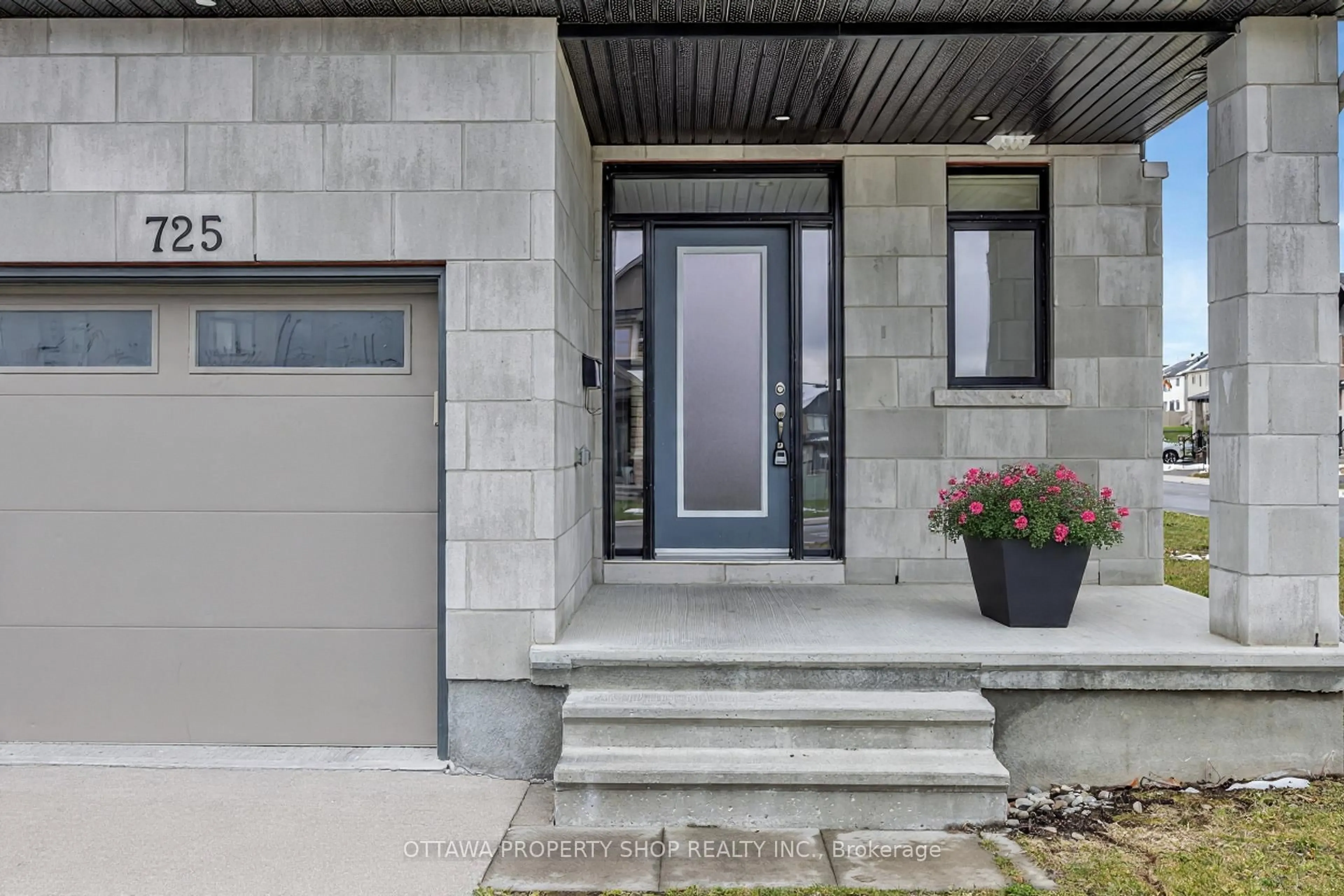 Indoor entryway for 725 Odyssey Way, Leitrim Ontario K1T 4R5
