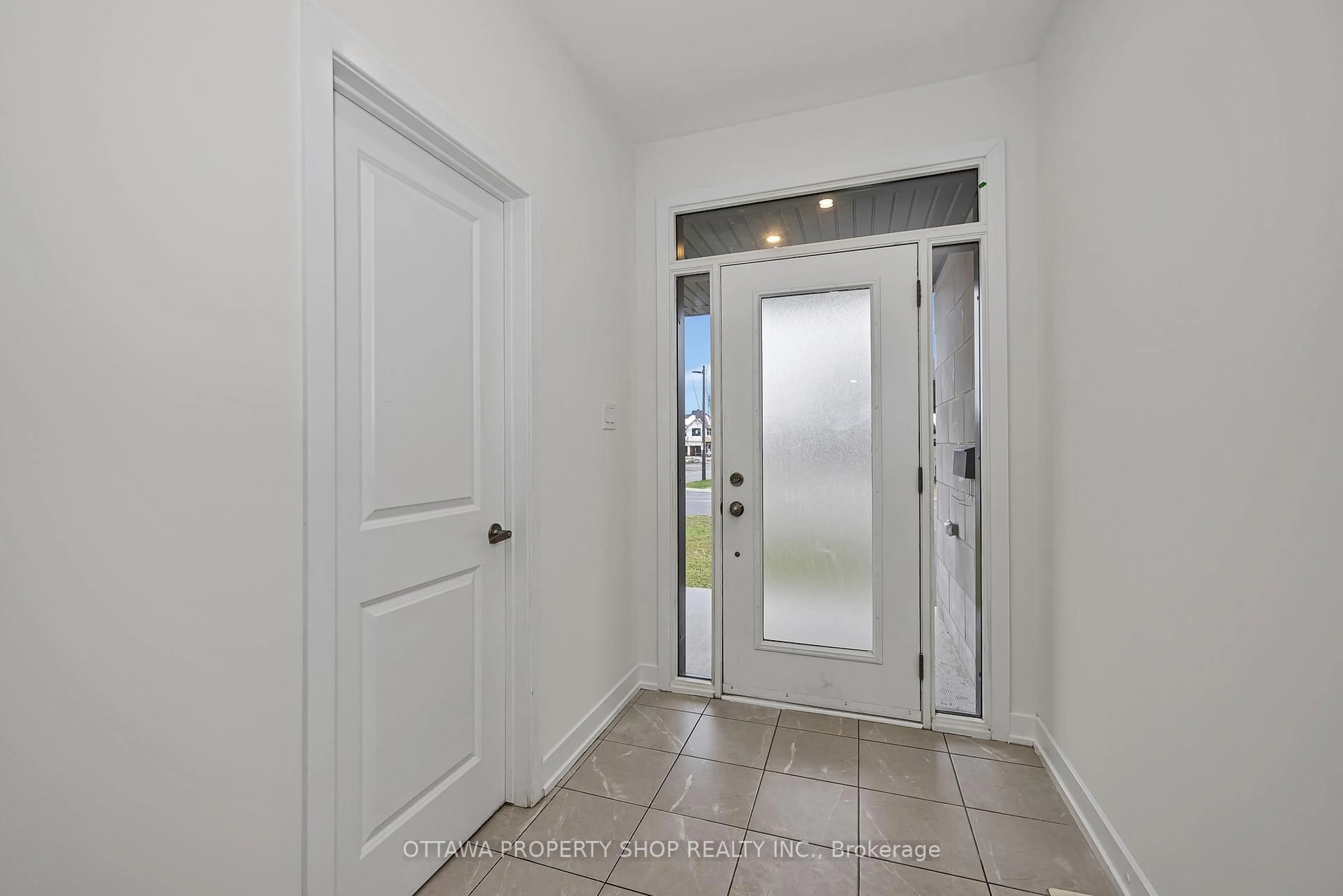 Indoor entryway for 725 Odyssey Way, Leitrim Ontario K1T 4R5