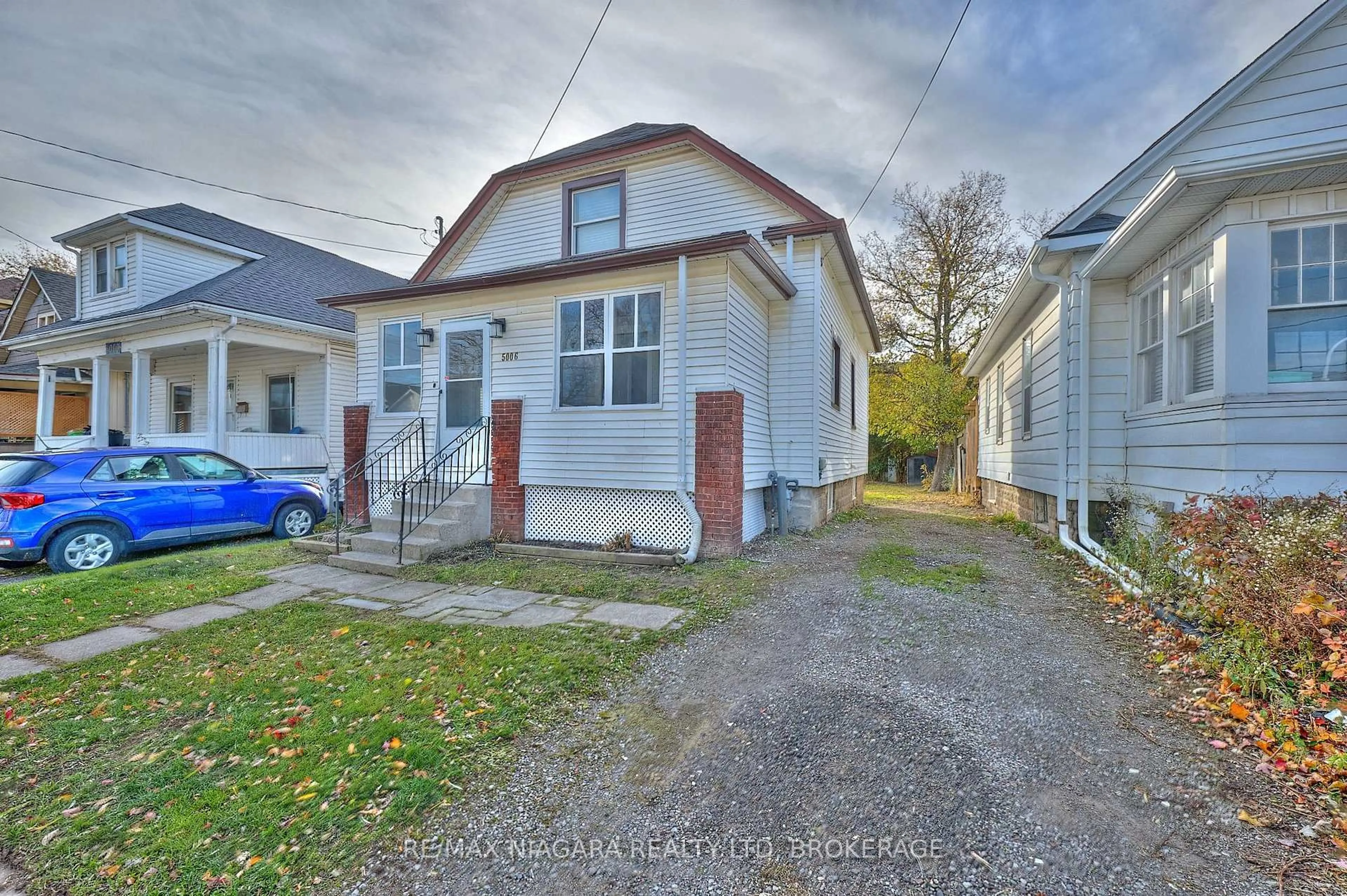 A pic from outside/outdoor area/front of a property/back of a property/a pic from drone, street for 5006 Morrison St, Niagara Falls Ontario L2E 2C6