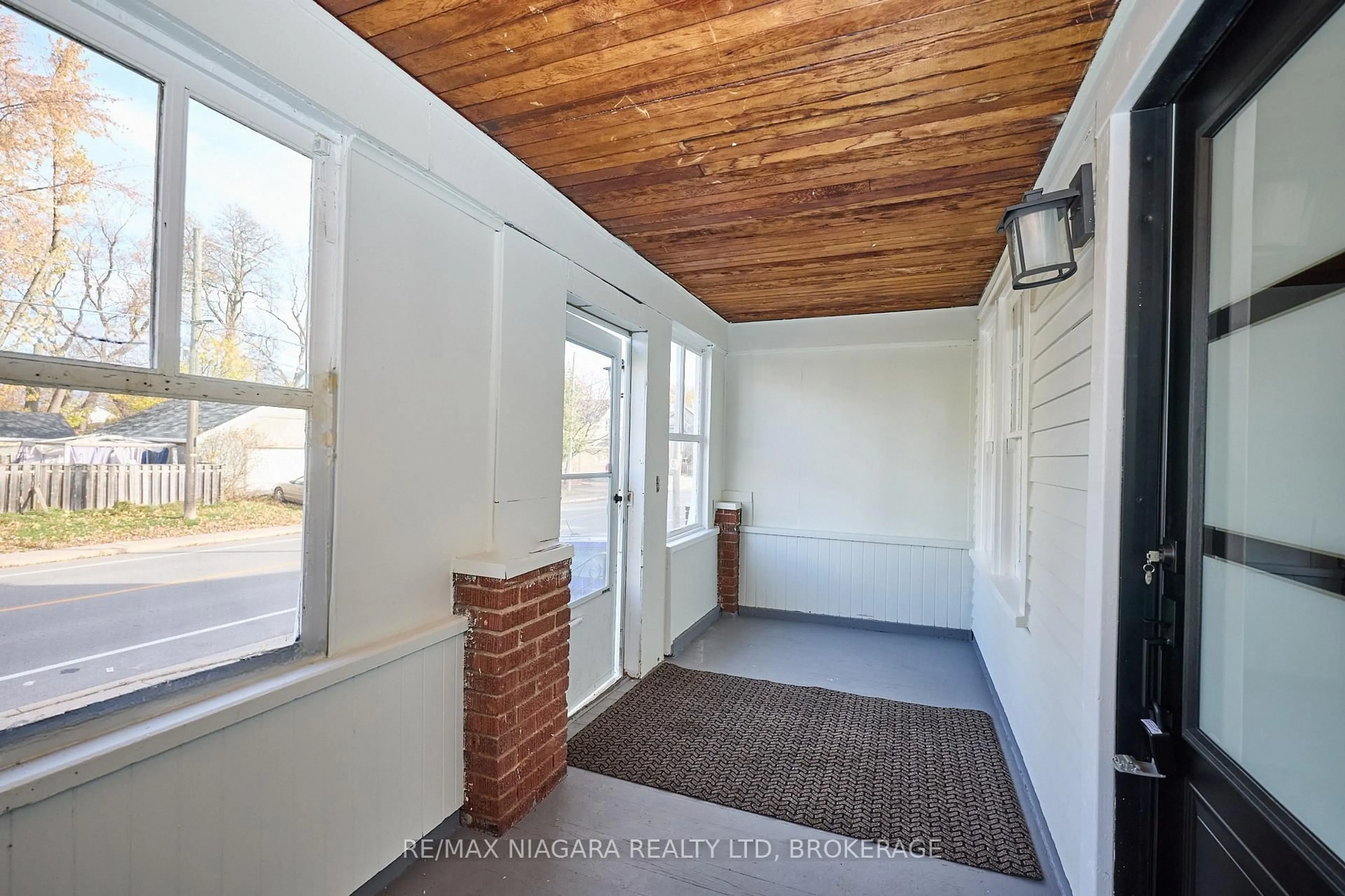 Indoor entryway for 5006 Morrison St, Niagara Falls Ontario L2E 2C6