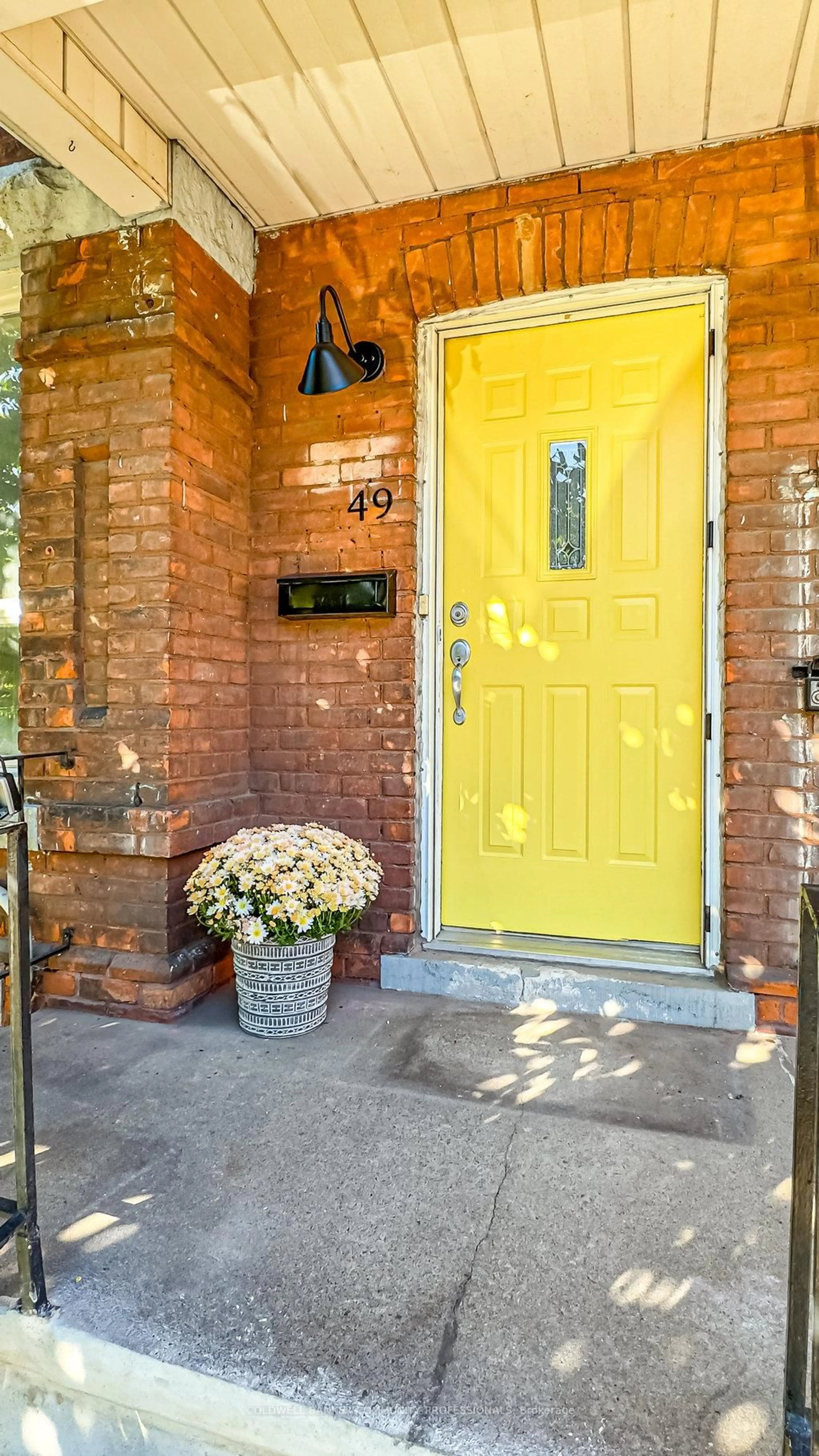 Indoor entryway for 49 Madison Ave, Hamilton Ontario L8L 5Y5