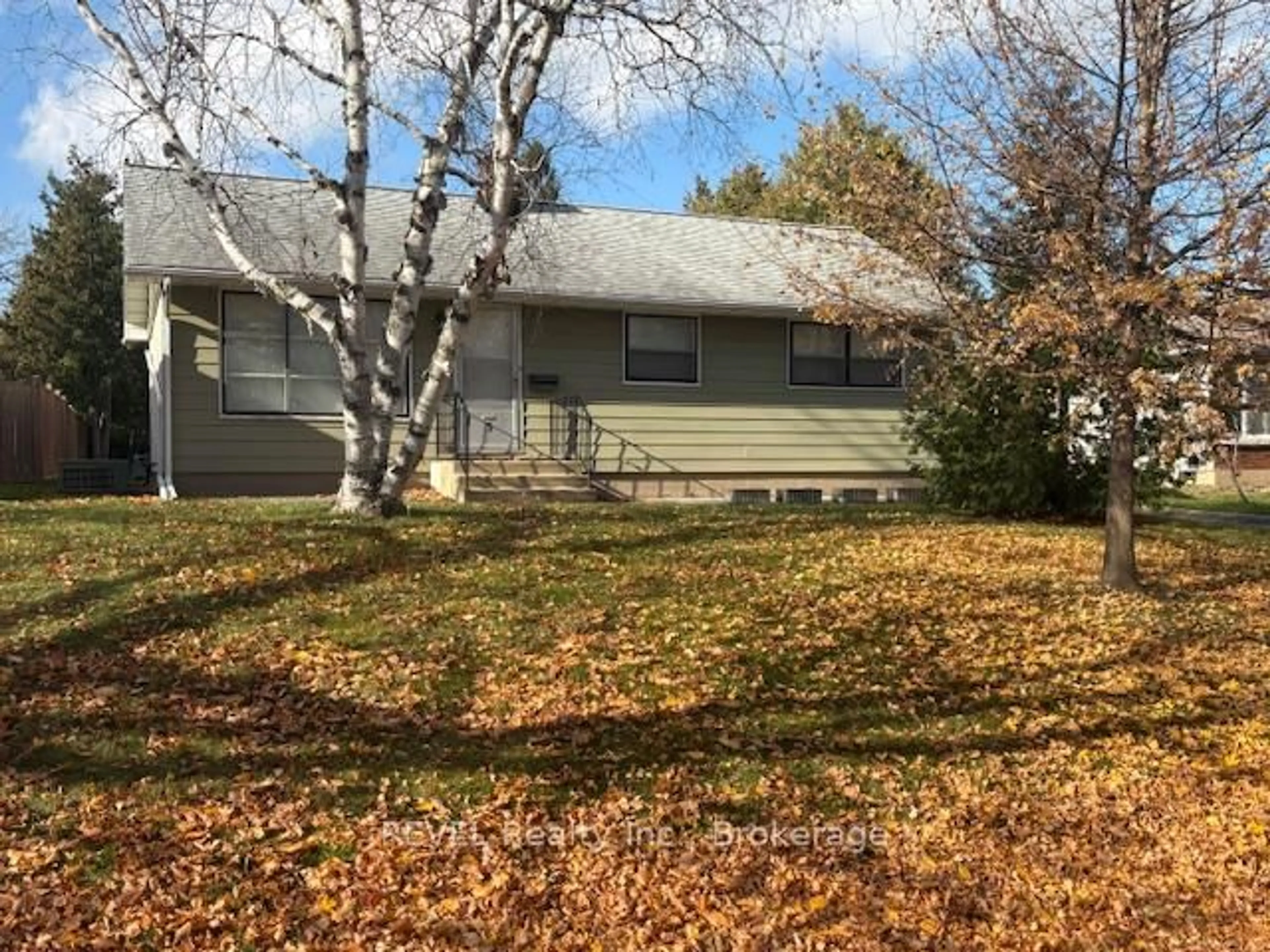 A pic from outside/outdoor area/front of a property/back of a property/a pic from drone, street for 3 Westdale Dr, St. Catharines Ontario L2S 2R9