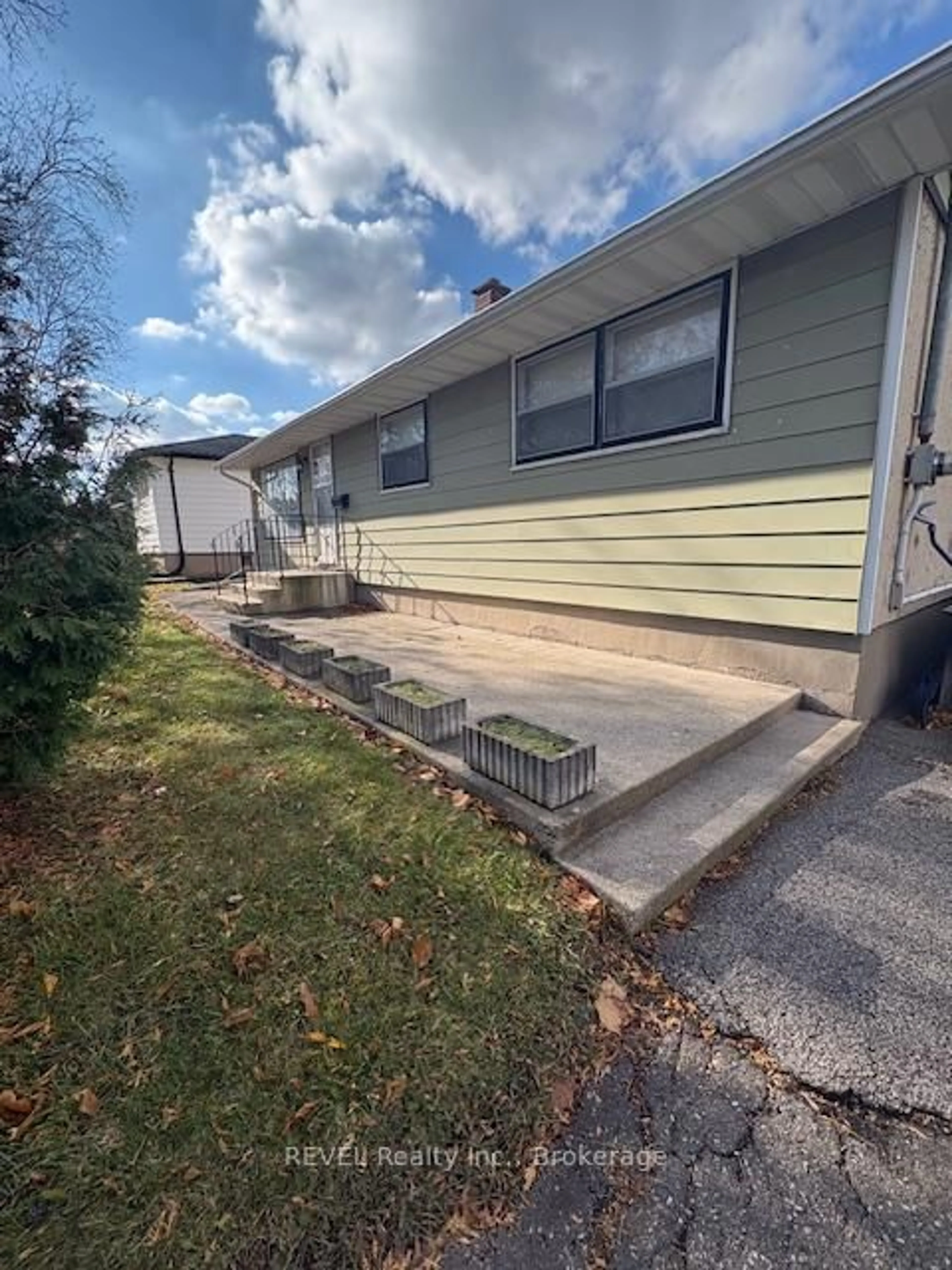 Home with vinyl exterior material, street for 3 Westdale Dr, St. Catharines Ontario L2S 2R9