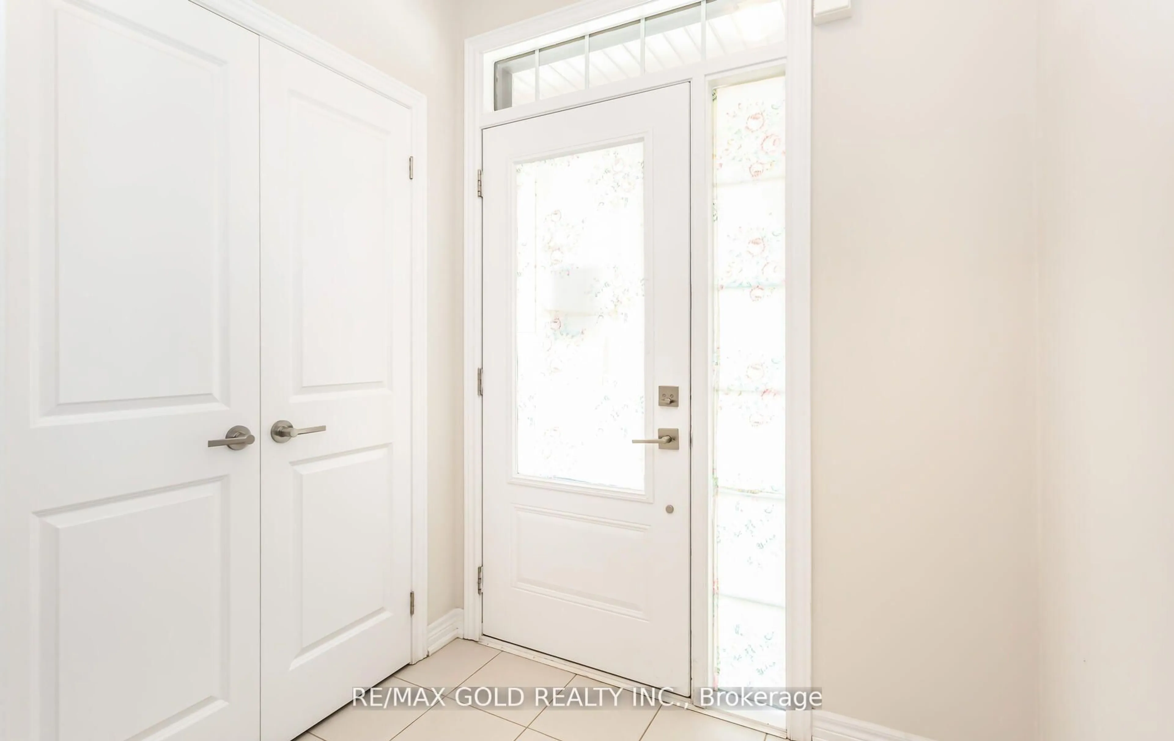 Indoor entryway for 10 Birmingham Dr #38, Cambridge Ontario N1R 0C6