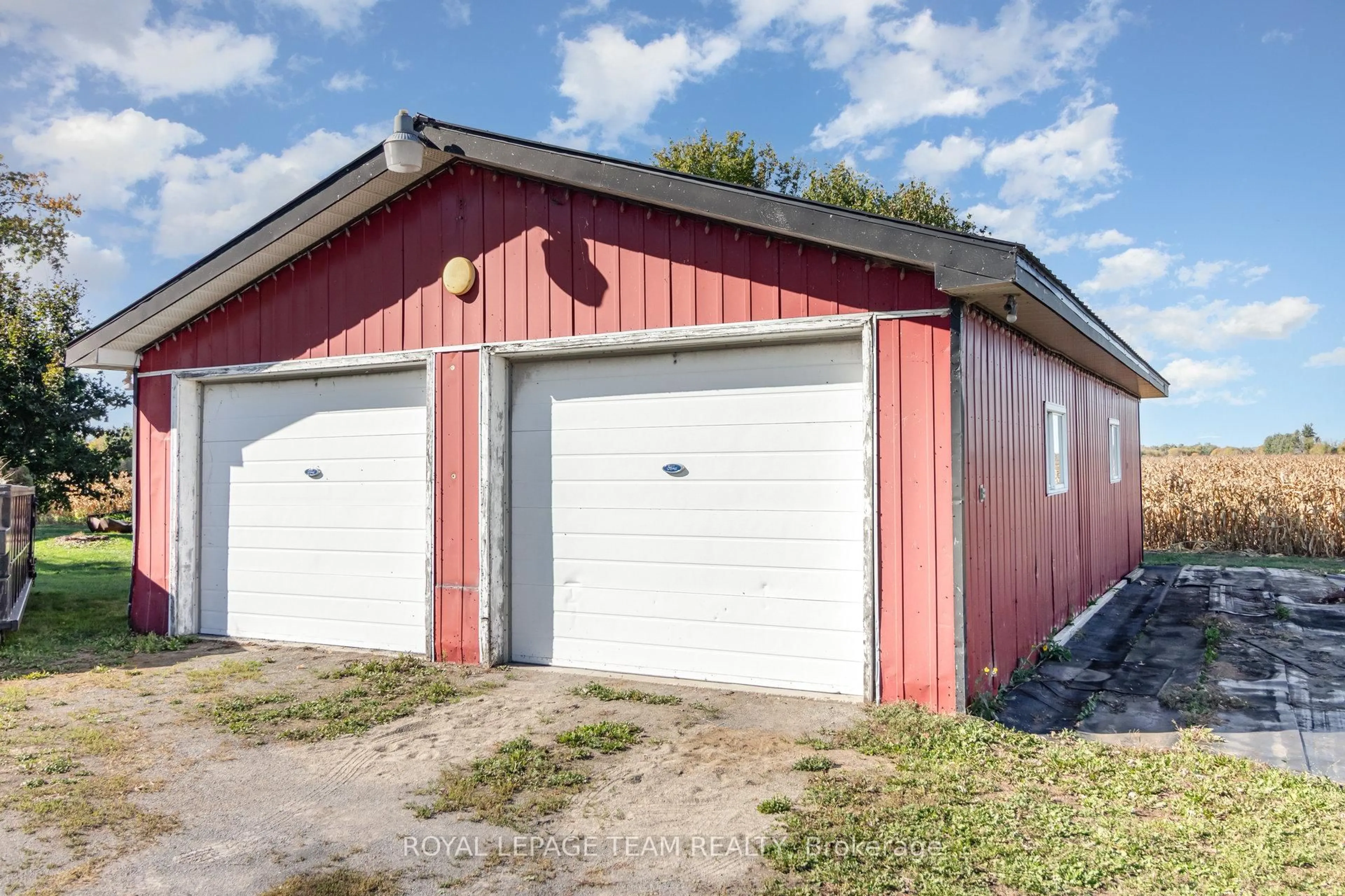Indoor garage for 12121 Liscumb Rd, North Dundas Ontario K0C 2K0