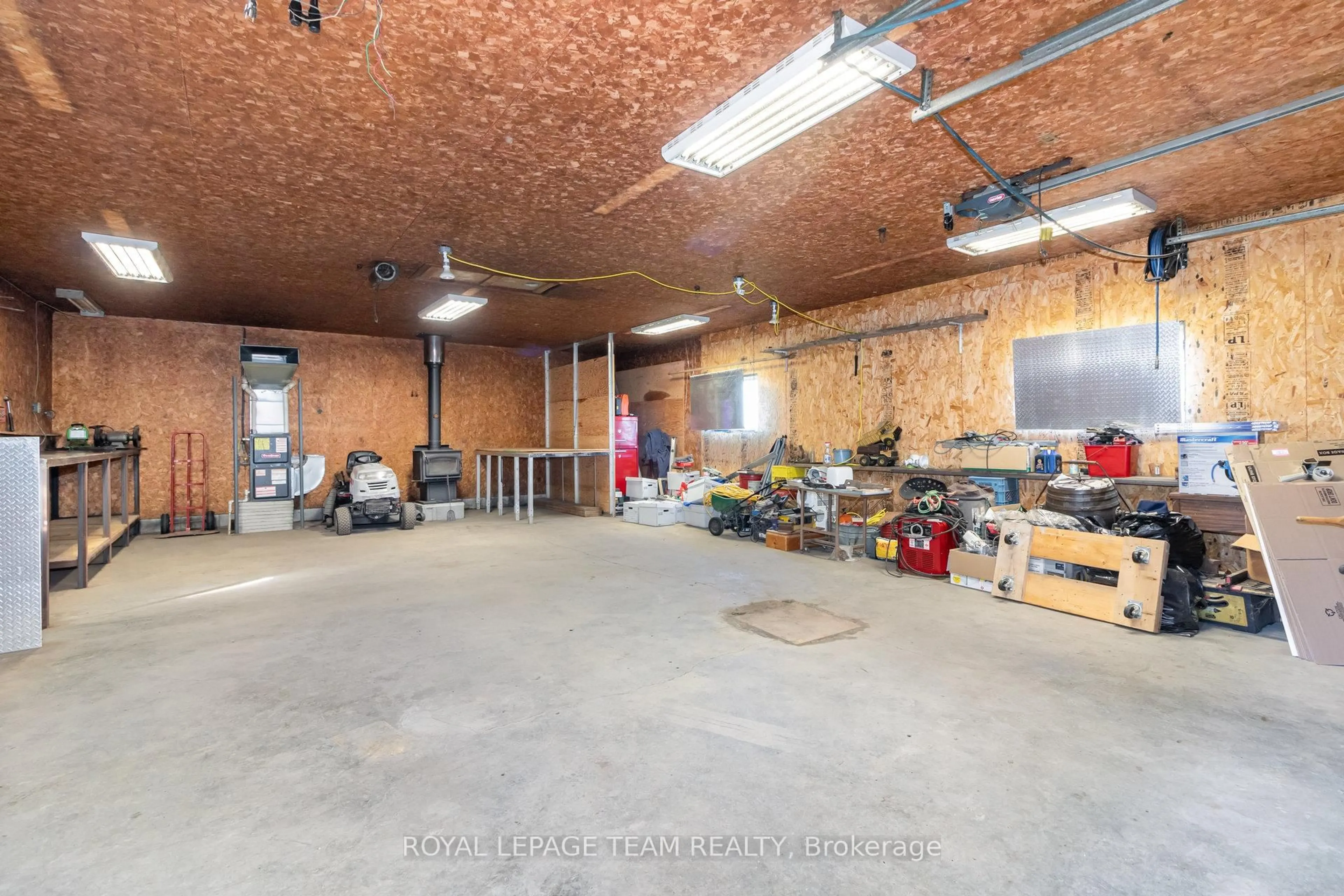 Indoor garage for 12121 Liscumb Rd, North Dundas Ontario K0C 2K0