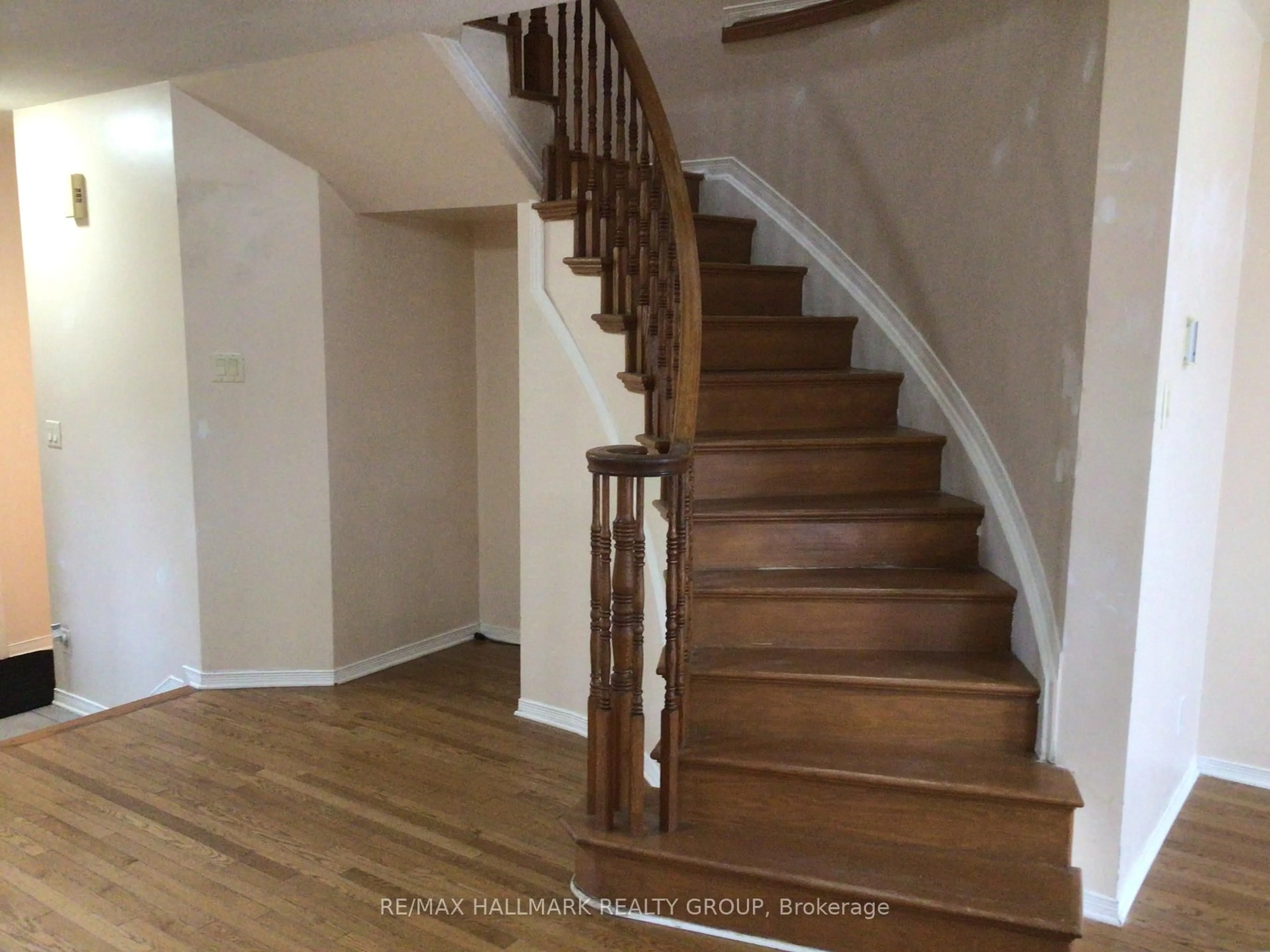 Stairs for 1586 Duplante Ave, Ottawa Ontario K4A 4A1