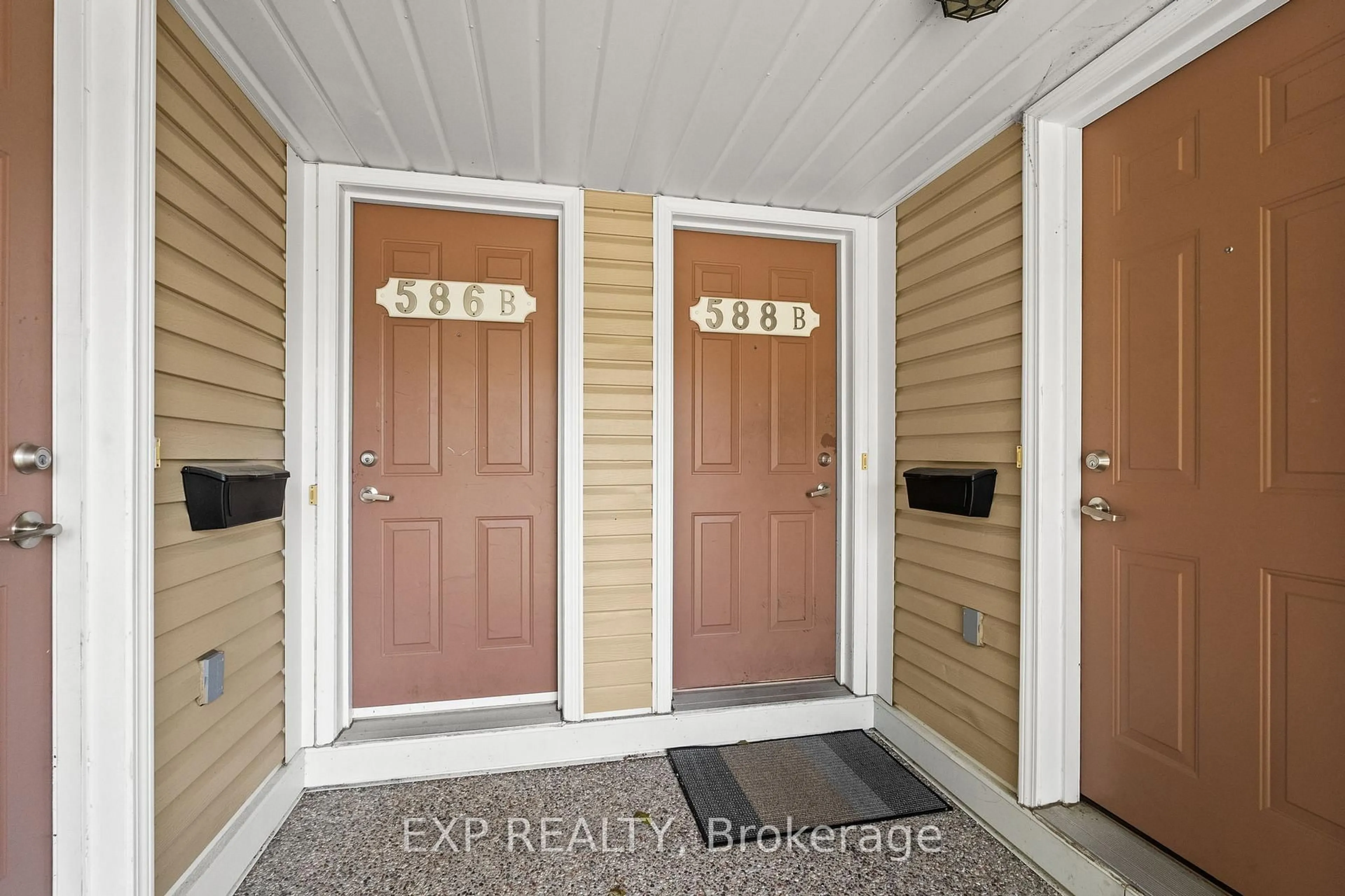 Indoor entryway for 588-B Chapman Mills Dr, Ottawa Ontario K2J 3V2