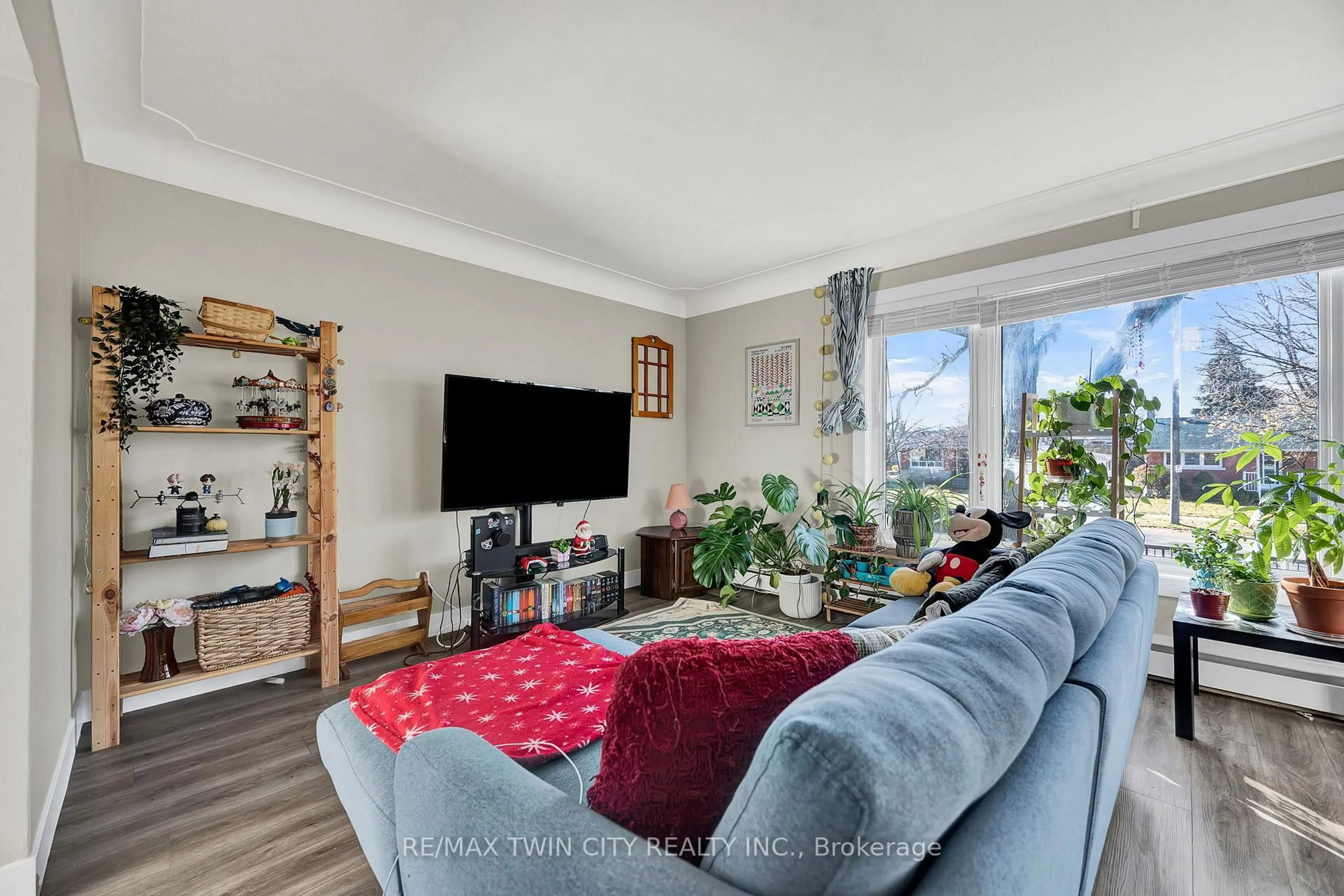 Living room with furniture, unknown for 219 SIXTH Ave, Kitchener Ontario N2C 1R2