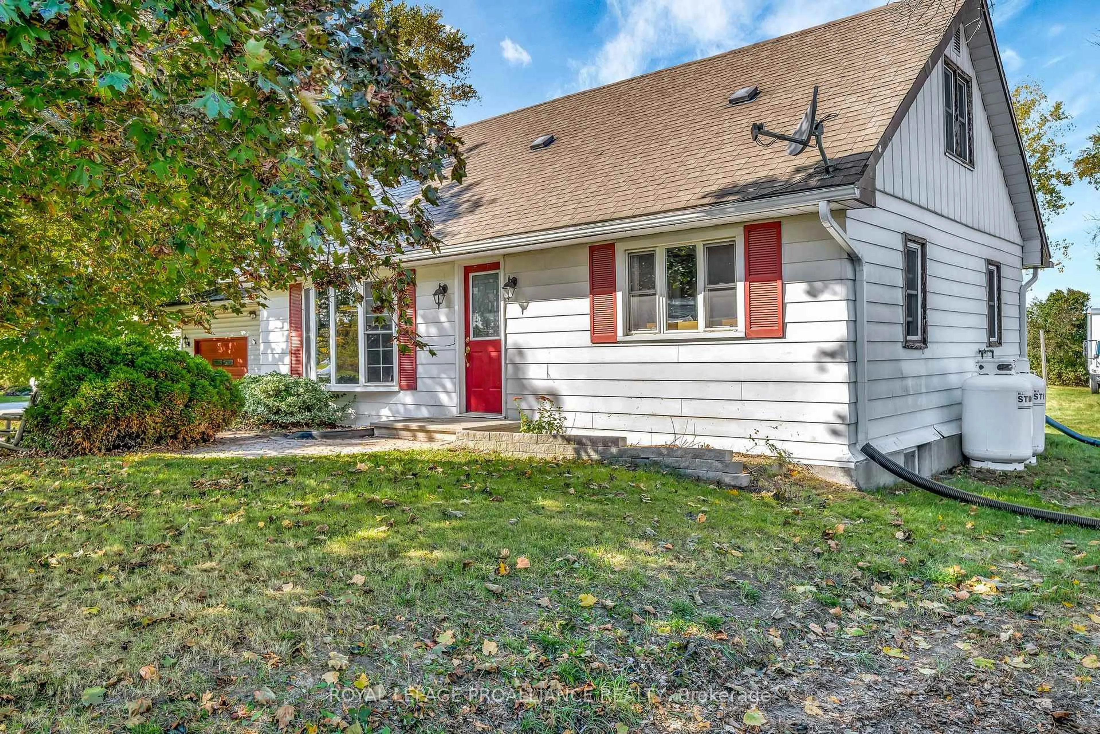 Home with vinyl exterior material, street for 1067 AIRPORT Pkwy, Belleville Ontario K8N 4Z6