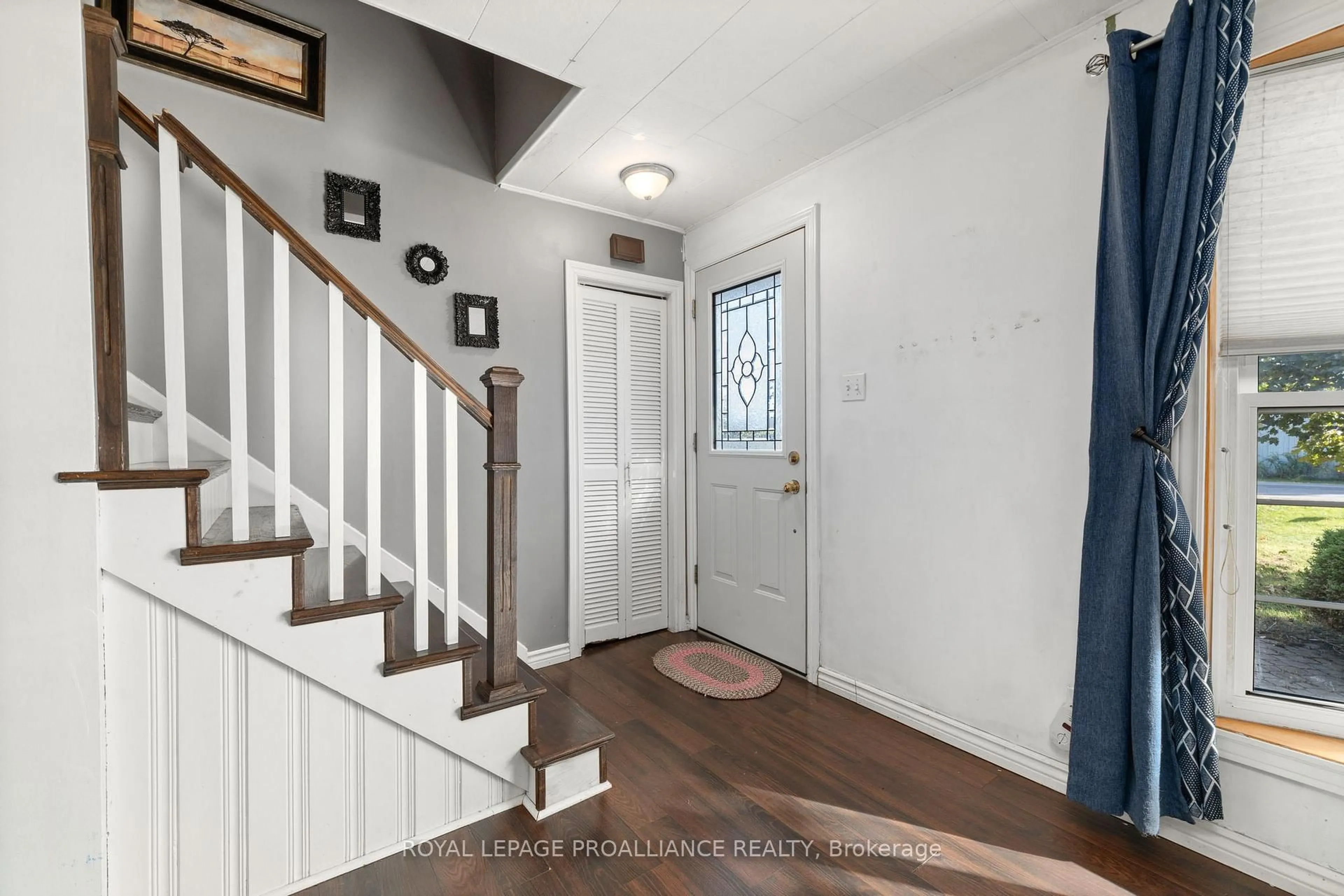 Indoor entryway for 1067 AIRPORT Pkwy, Belleville Ontario K8N 4Z6