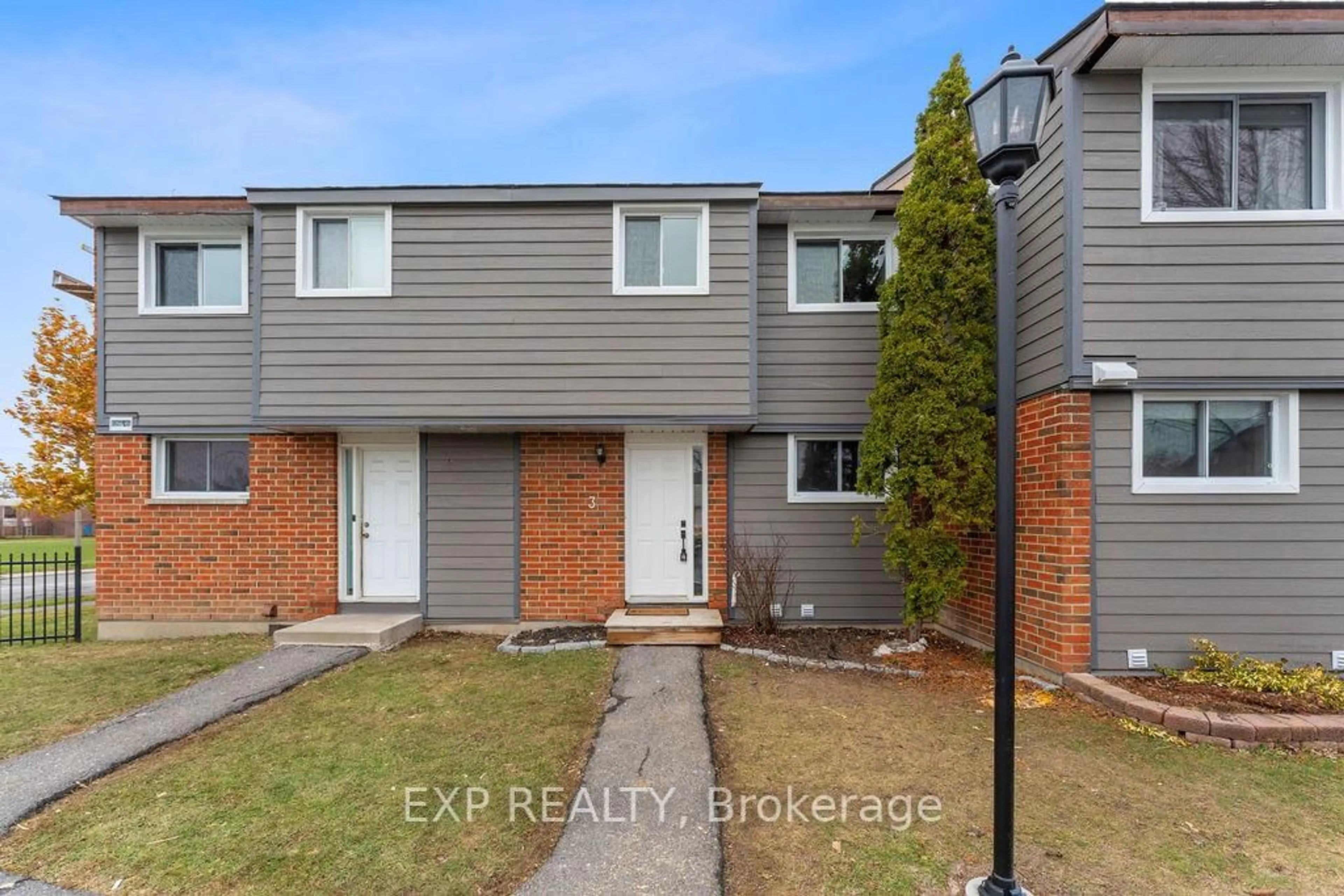 A pic from outside/outdoor area/front of a property/back of a property/a pic from drone, street for 3 GLENCOE St, Ottawa Ontario K2H 8S5