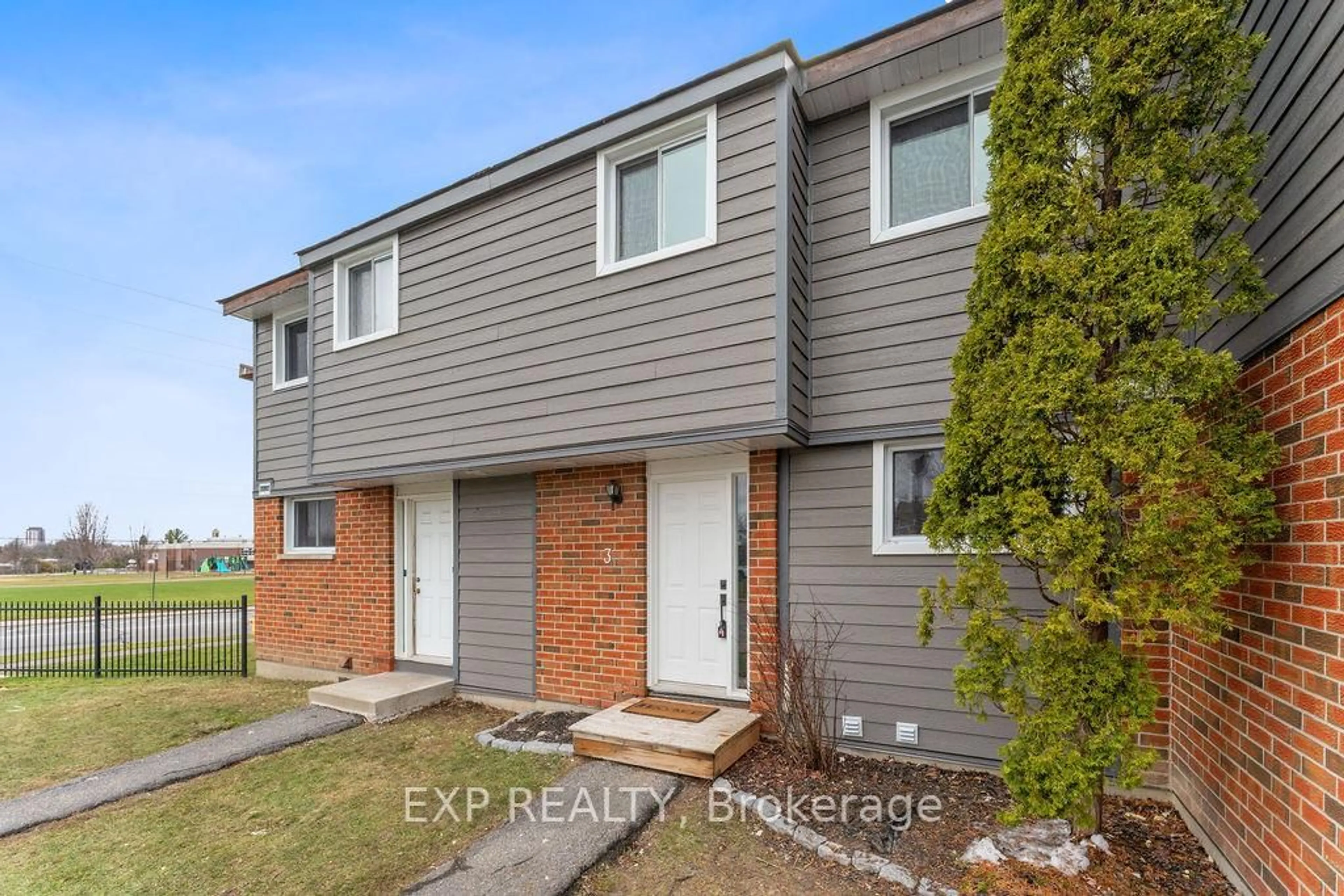 A pic from outside/outdoor area/front of a property/back of a property/a pic from drone, street for 3 GLENCOE St, Ottawa Ontario K2H 8S5