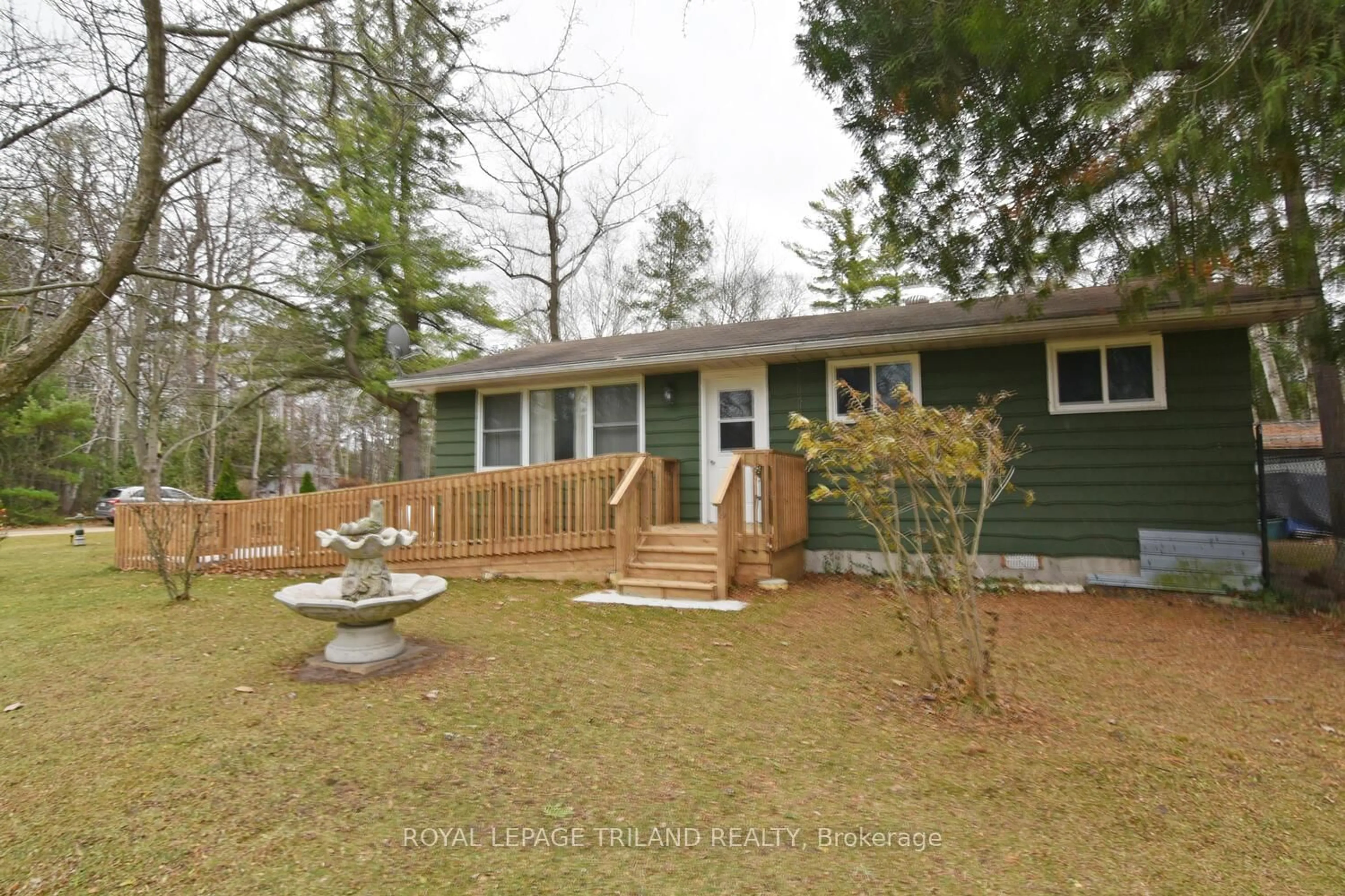 Home with vinyl exterior material, unknown for 9599 Pleasant Rd, Lambton Shores Ontario N0N 1J1