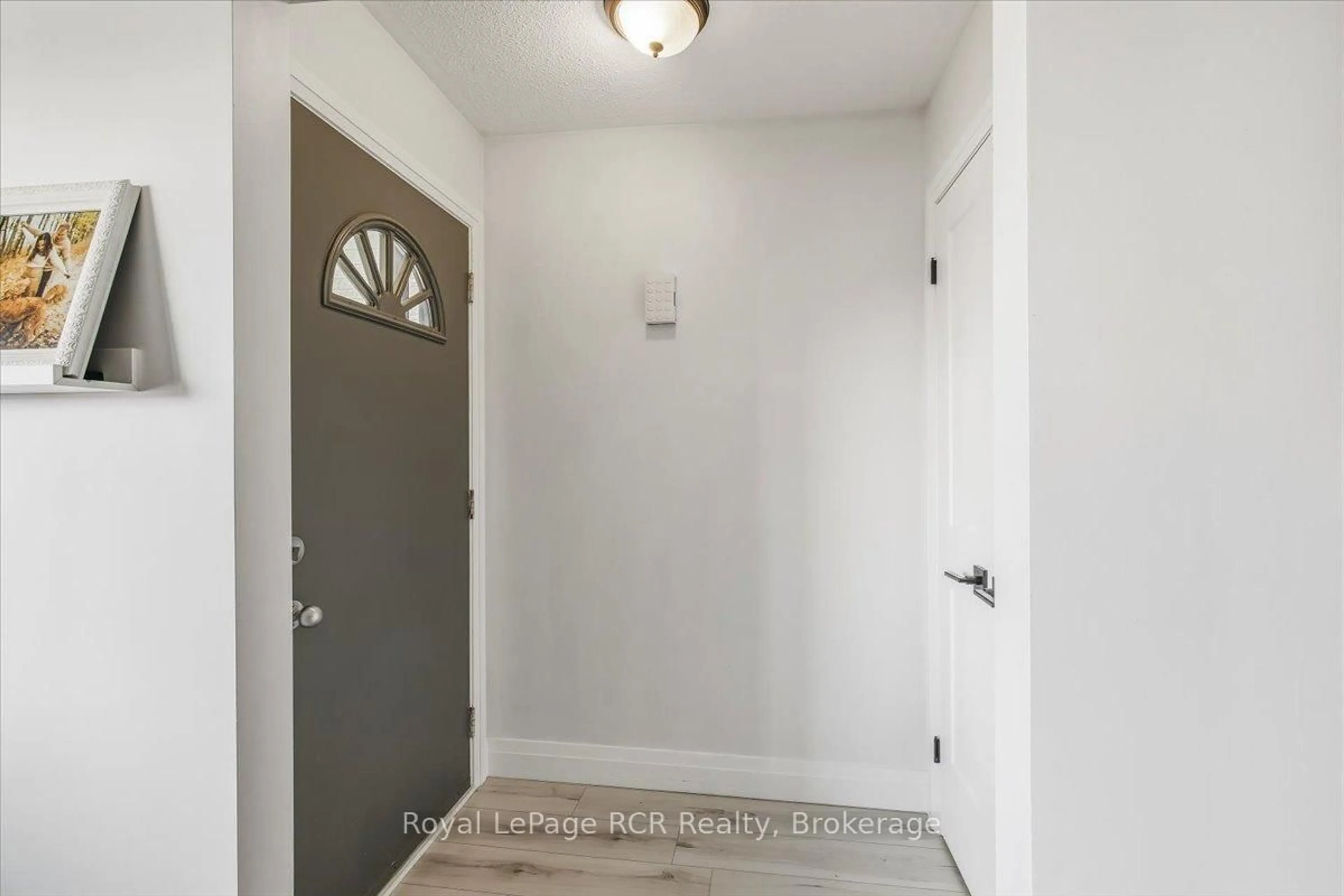 Indoor entryway for 651 19th Ave, Hanover Ontario N4N 3M8