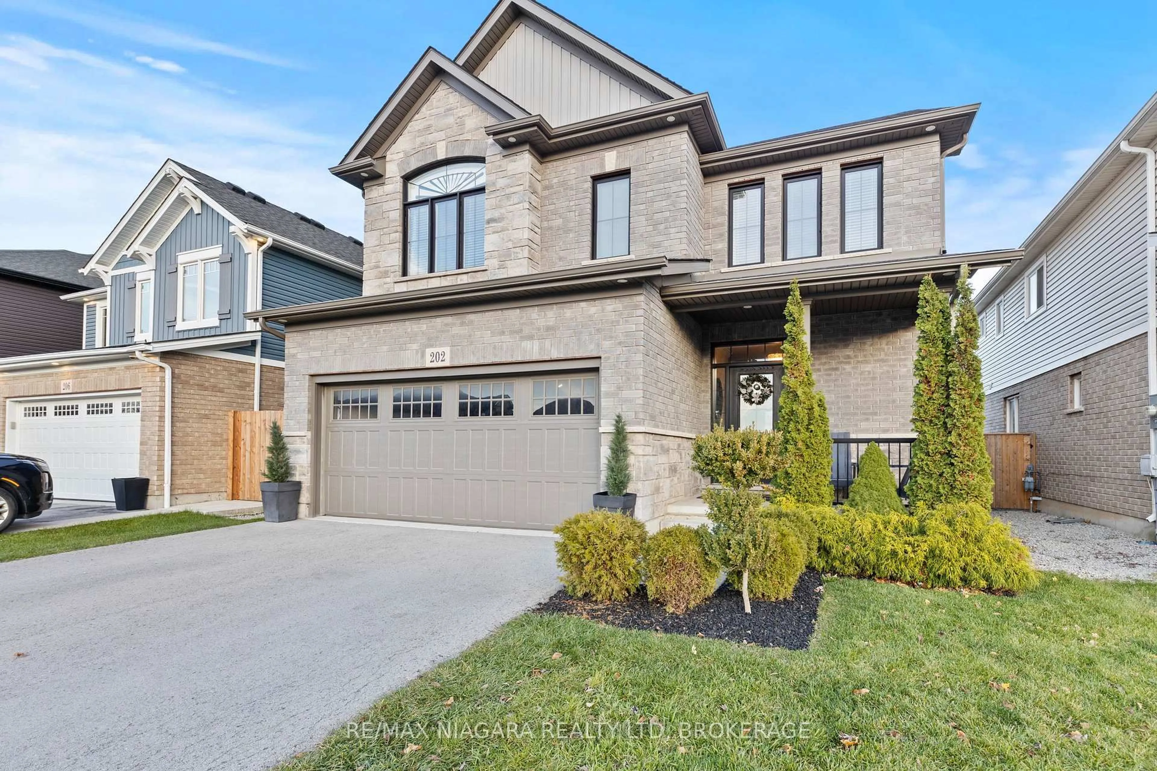 Home with brick exterior material, street for 202 SOUTH PELHAM Rd, Welland Ontario L3C 0E7