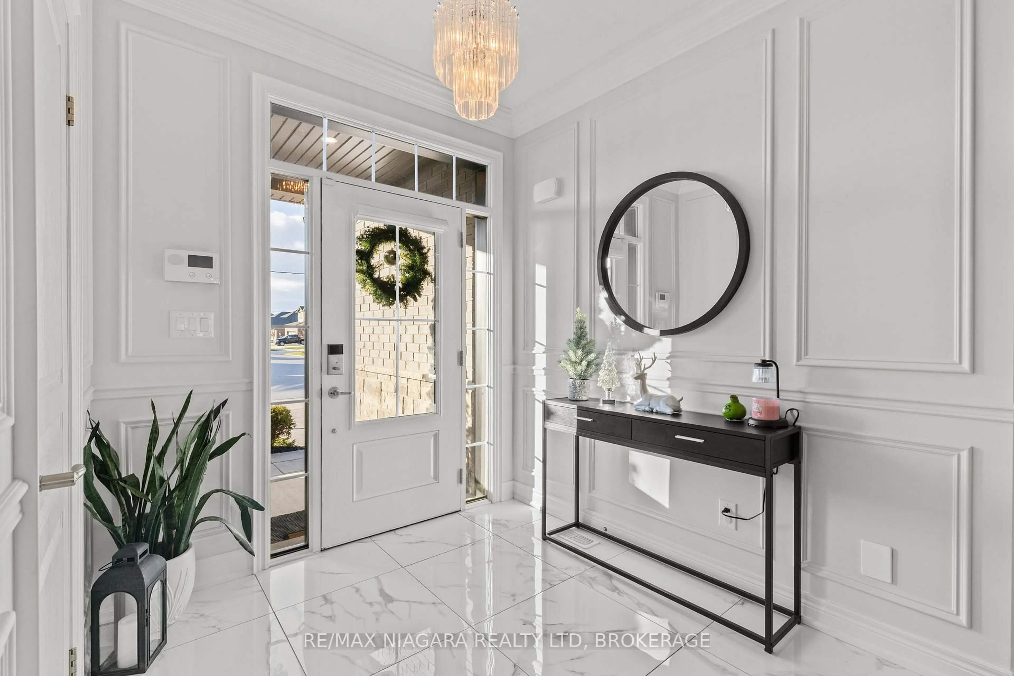 Indoor entryway for 202 SOUTH PELHAM Rd, Welland Ontario L3C 0E7