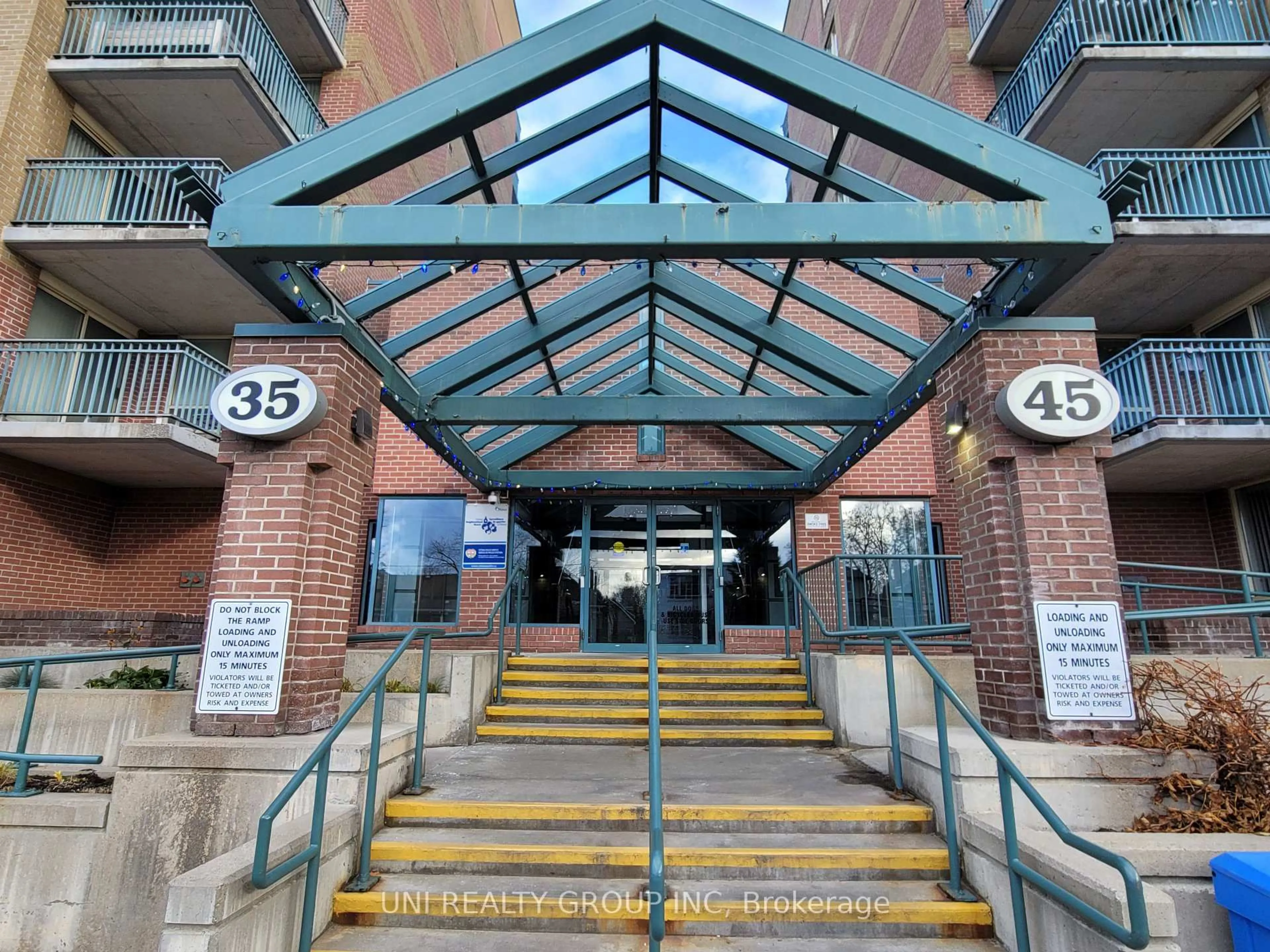 Indoor foyer for 45 HOLLAND Ave #510, Ottawa Ontario K1Y 4S3