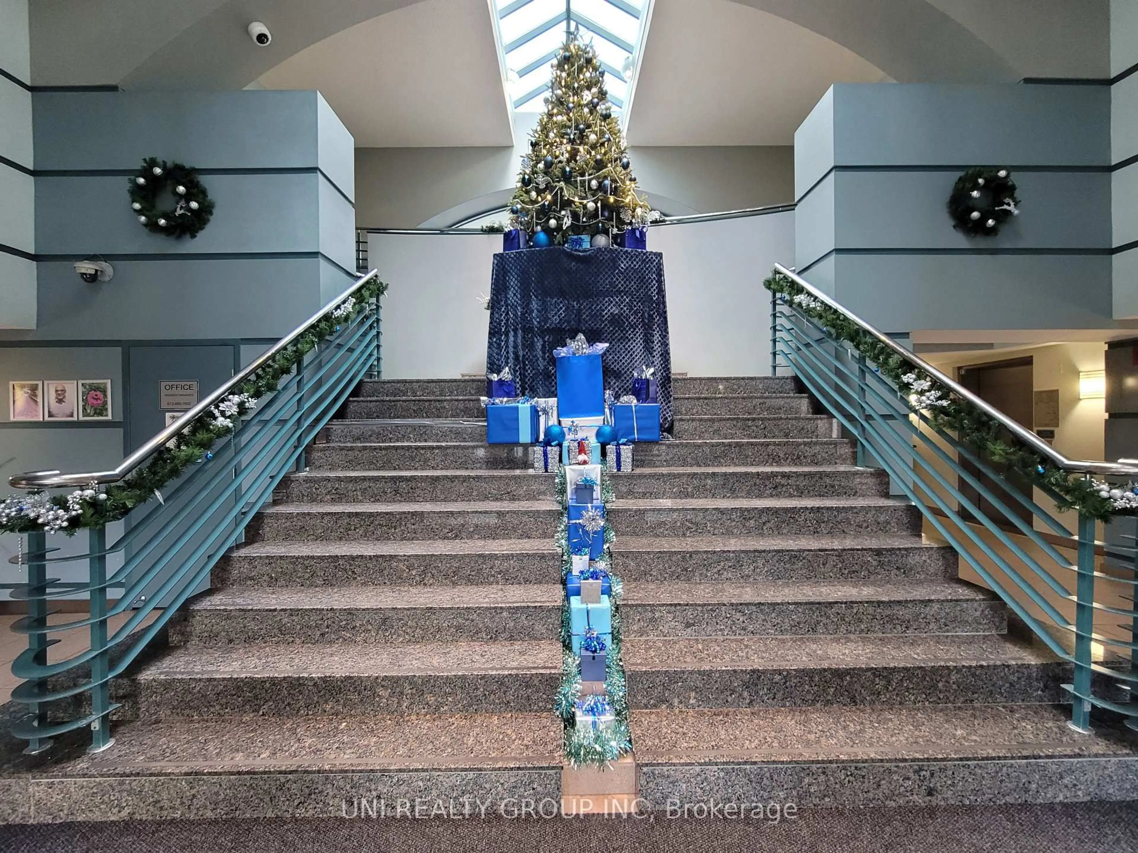 Indoor foyer for 45 HOLLAND Ave #510, Ottawa Ontario K1Y 4S3