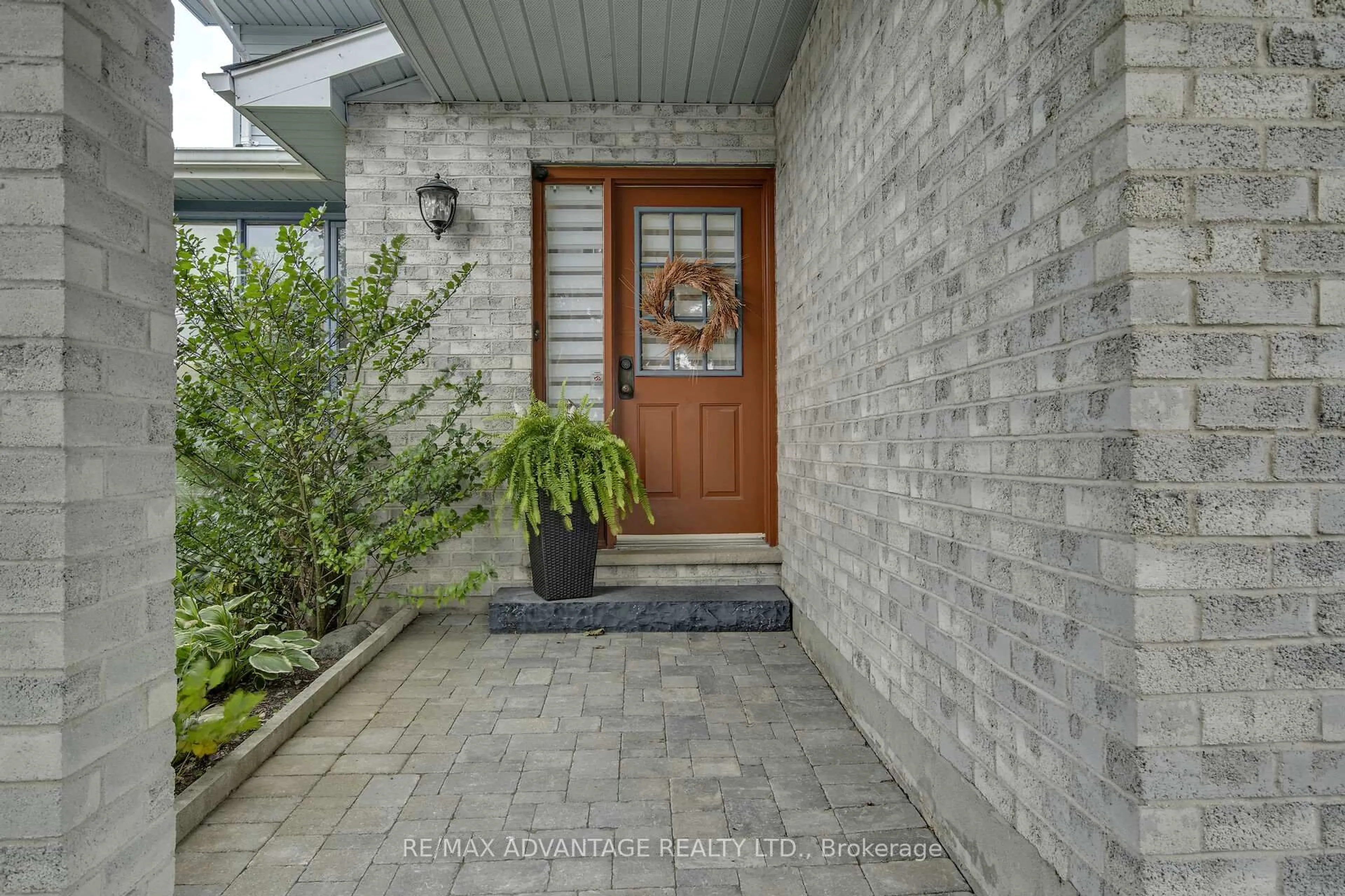Indoor entryway for 243 Conway Dr, London South Ontario N6E 3J4