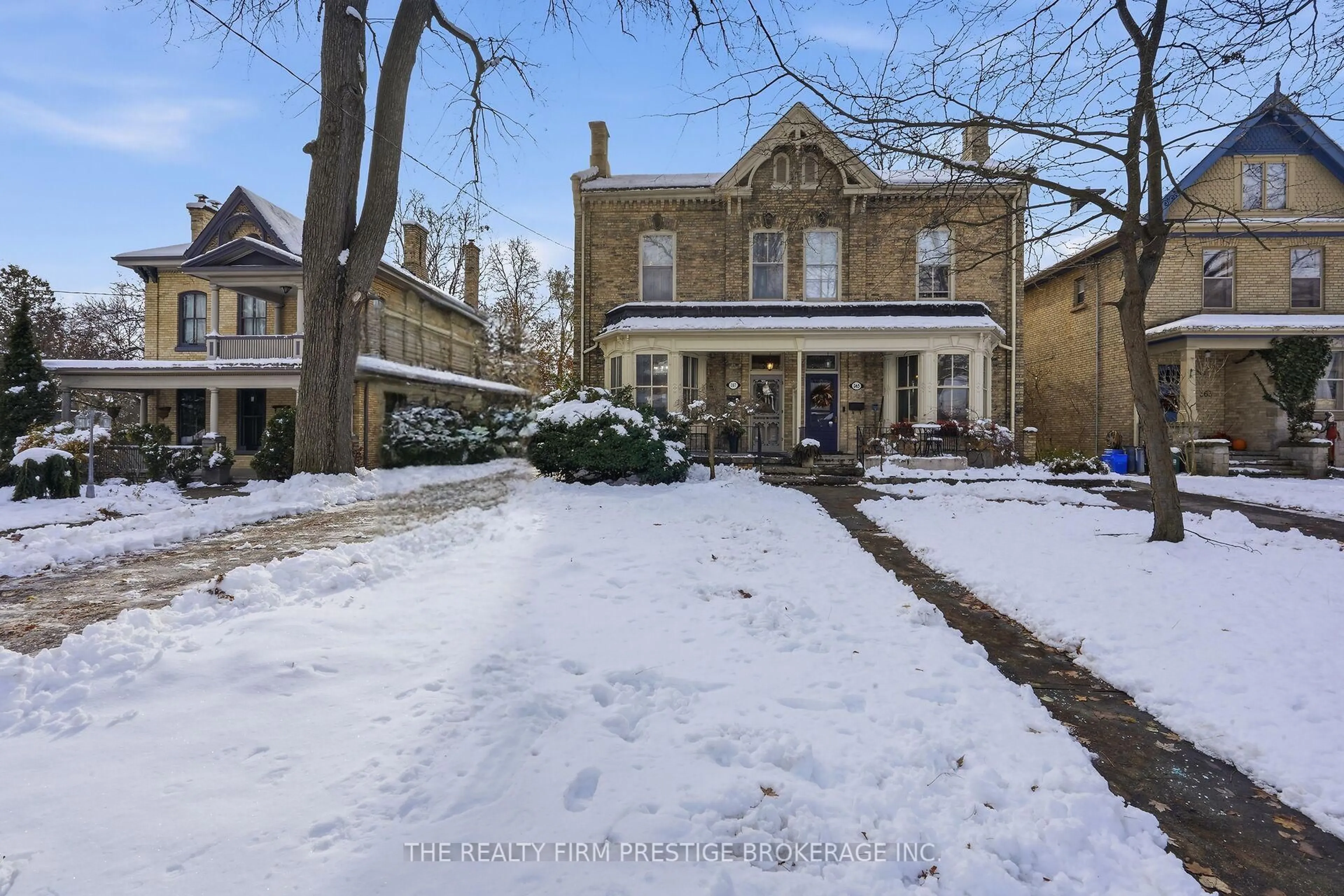 A pic from outside/outdoor area/front of a property/back of a property/a pic from drone, street for 367 St James St, London East Ontario N6A 1X8