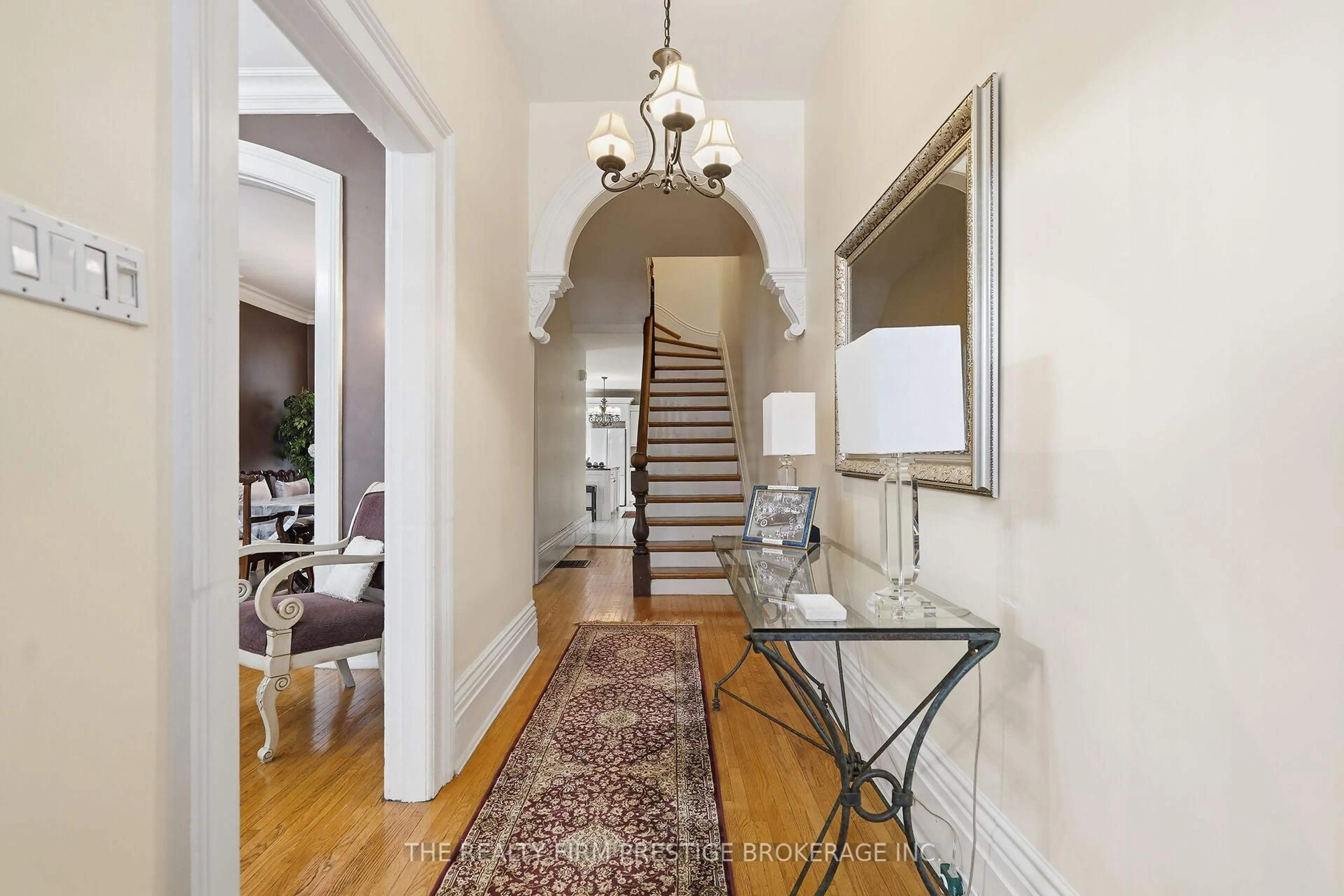 Indoor entryway for 367 St James St, London East Ontario N6A 1X8