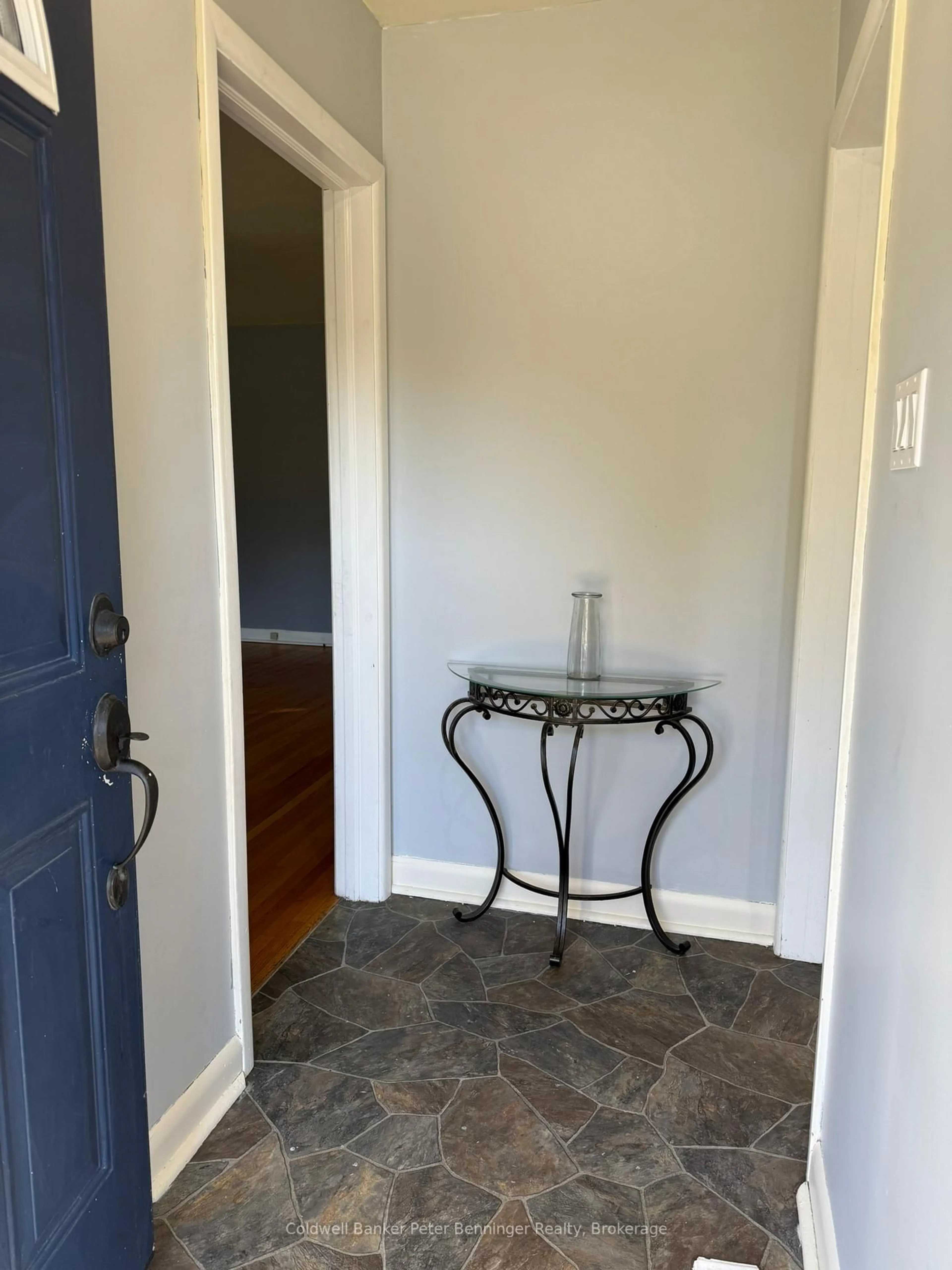 Indoor entryway for 2 Elgin St, Brockton Ontario N0G 2V0