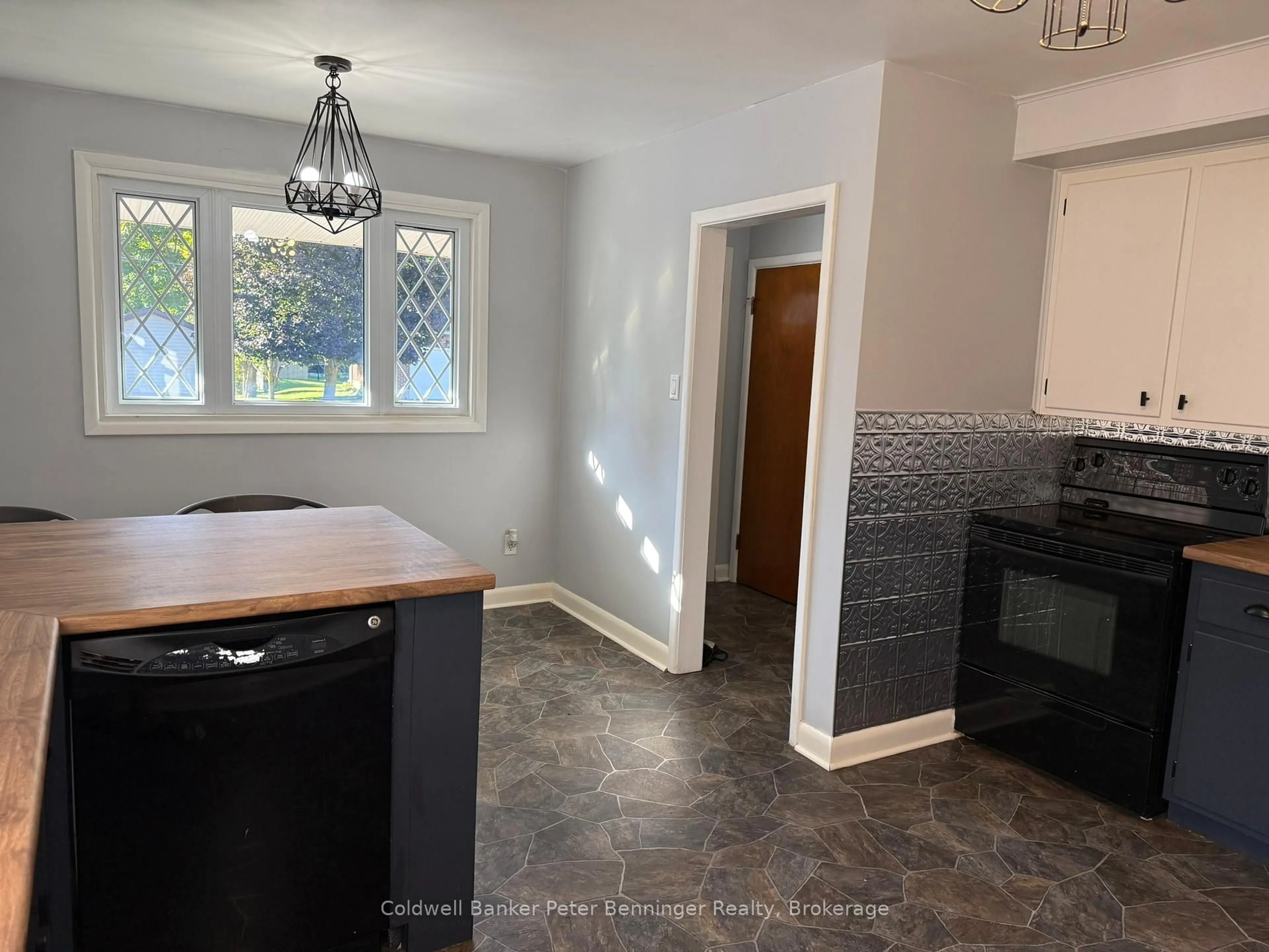 Unknown for 2 Elgin St, Brockton Ontario N0G 2V0