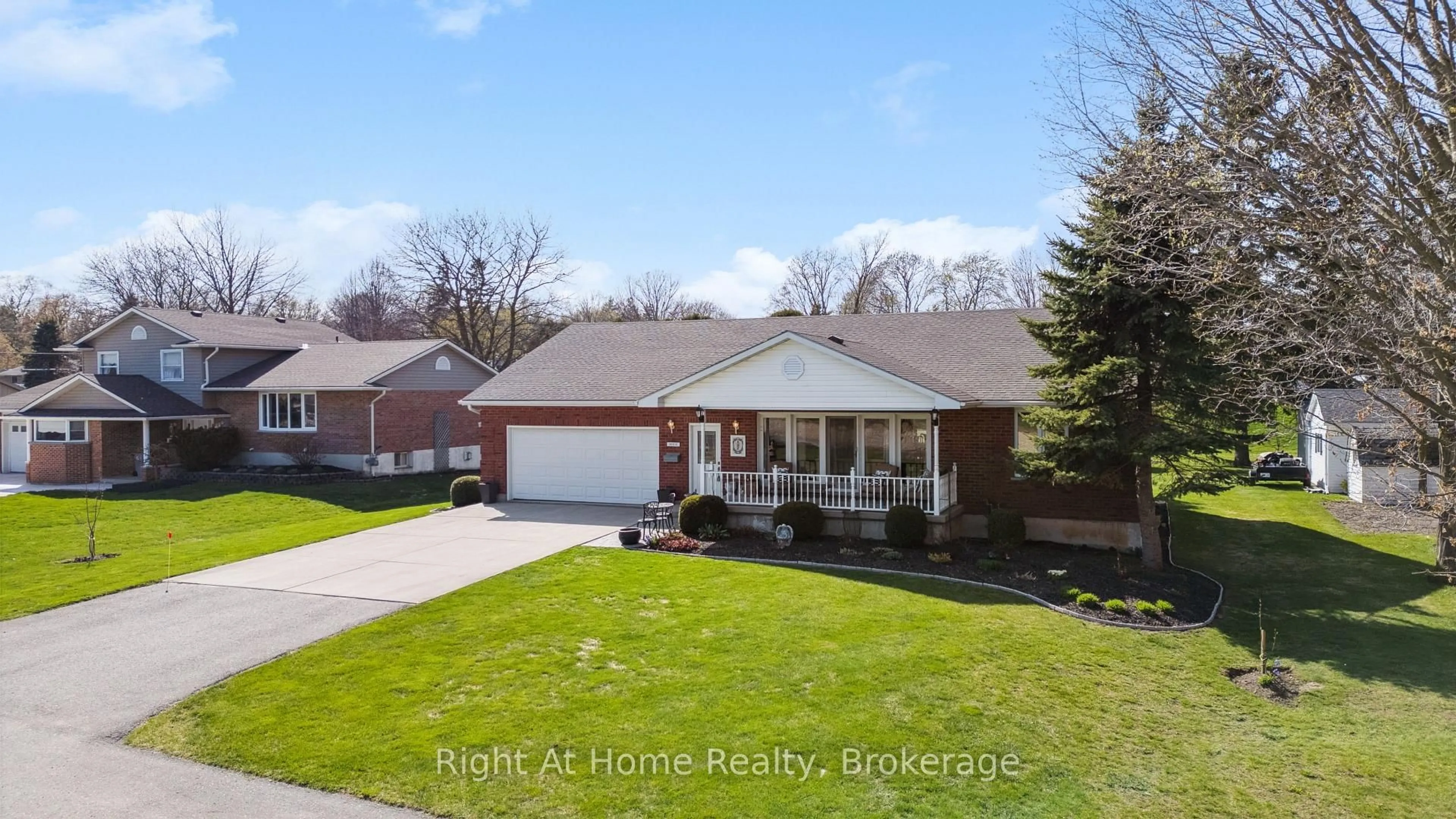 A pic from outside/outdoor area/front of a property/back of a property/a pic from drone, street for 664 Maple St, Huron East Ontario N0G 1H0