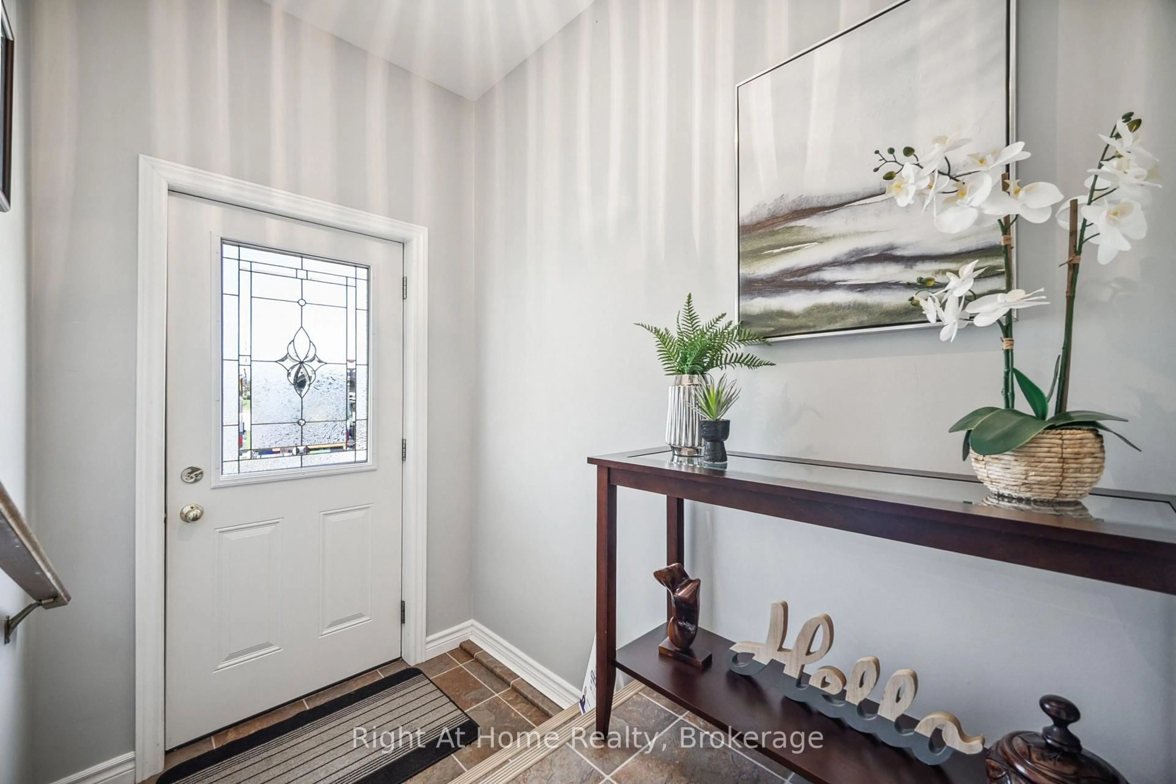 Indoor entryway for 664 Maple St, Huron East Ontario N0G 1H0