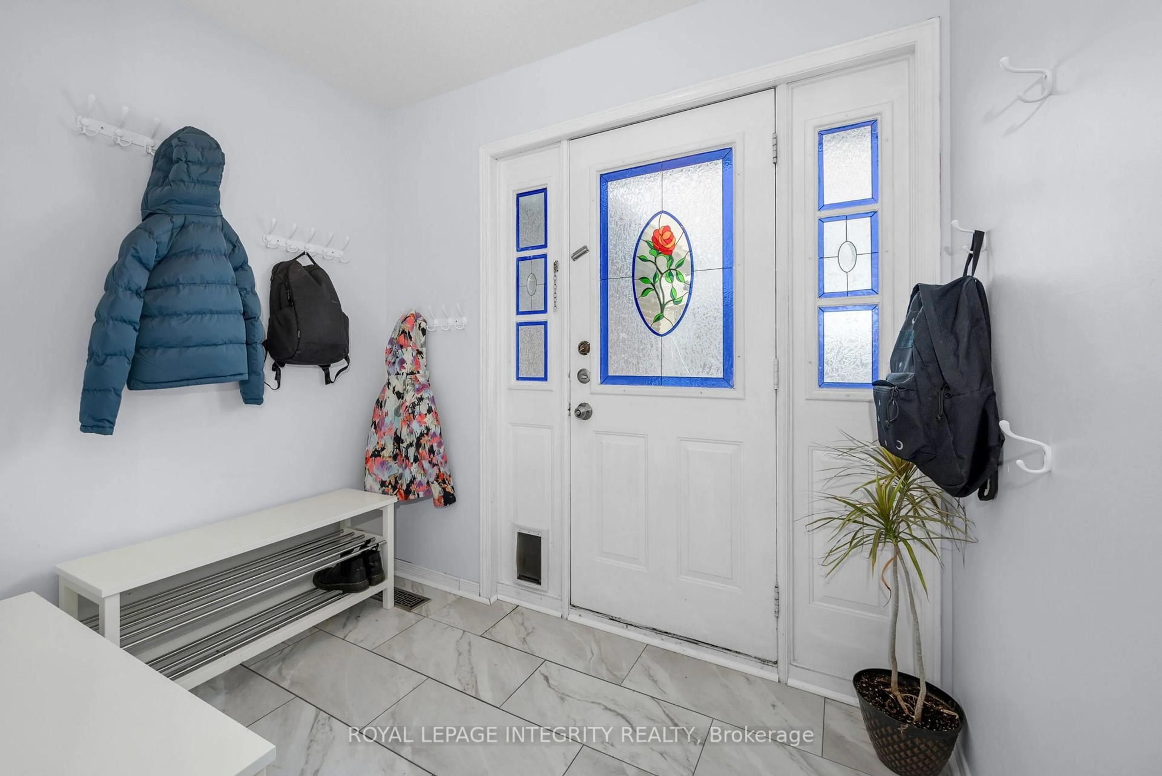 Indoor entryway for 268 McEachern Cres, Ottawa Ontario K1E 3K5