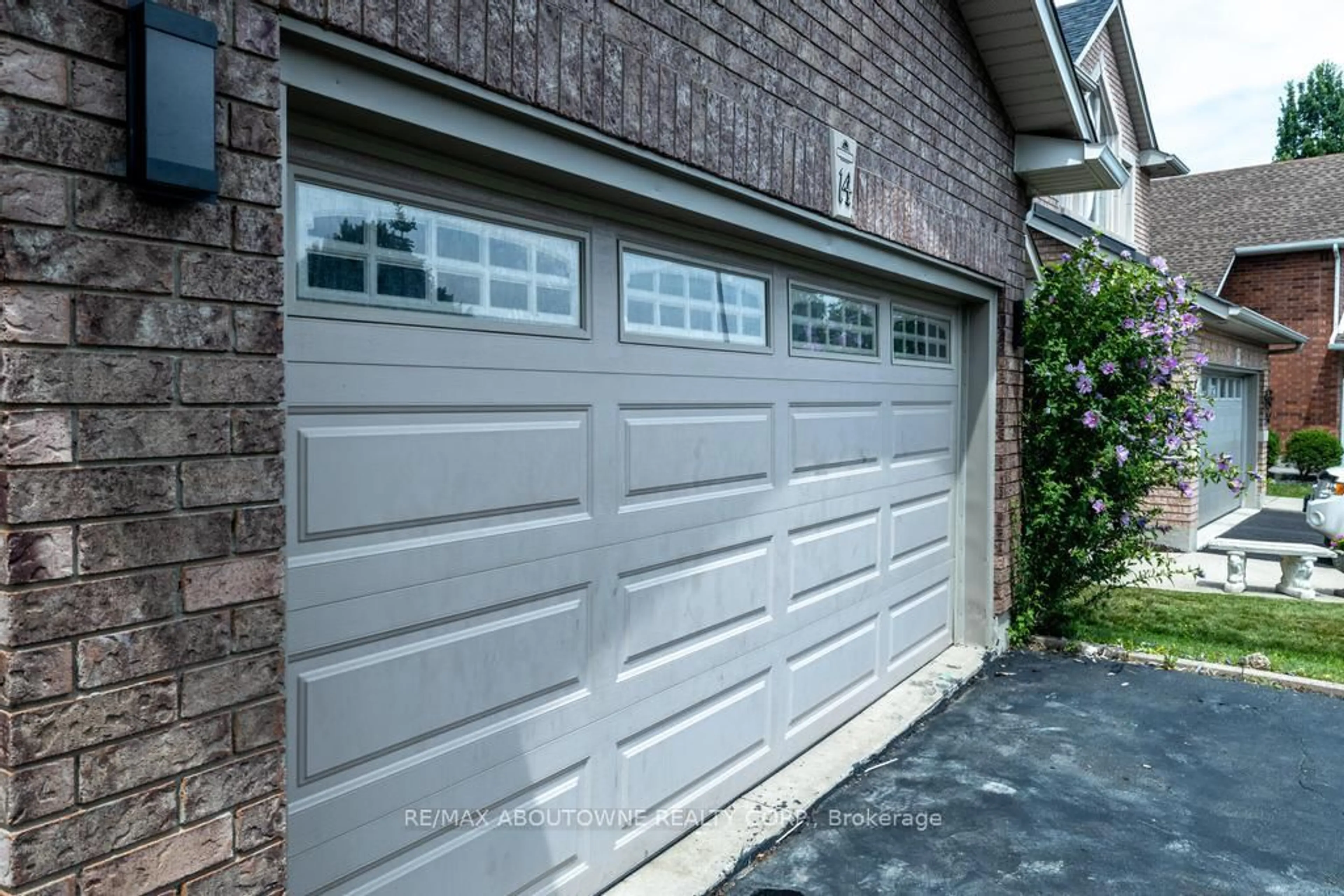 Indoor garage for 14 SABLE Dr, Hamilton Ontario L9K 1K9