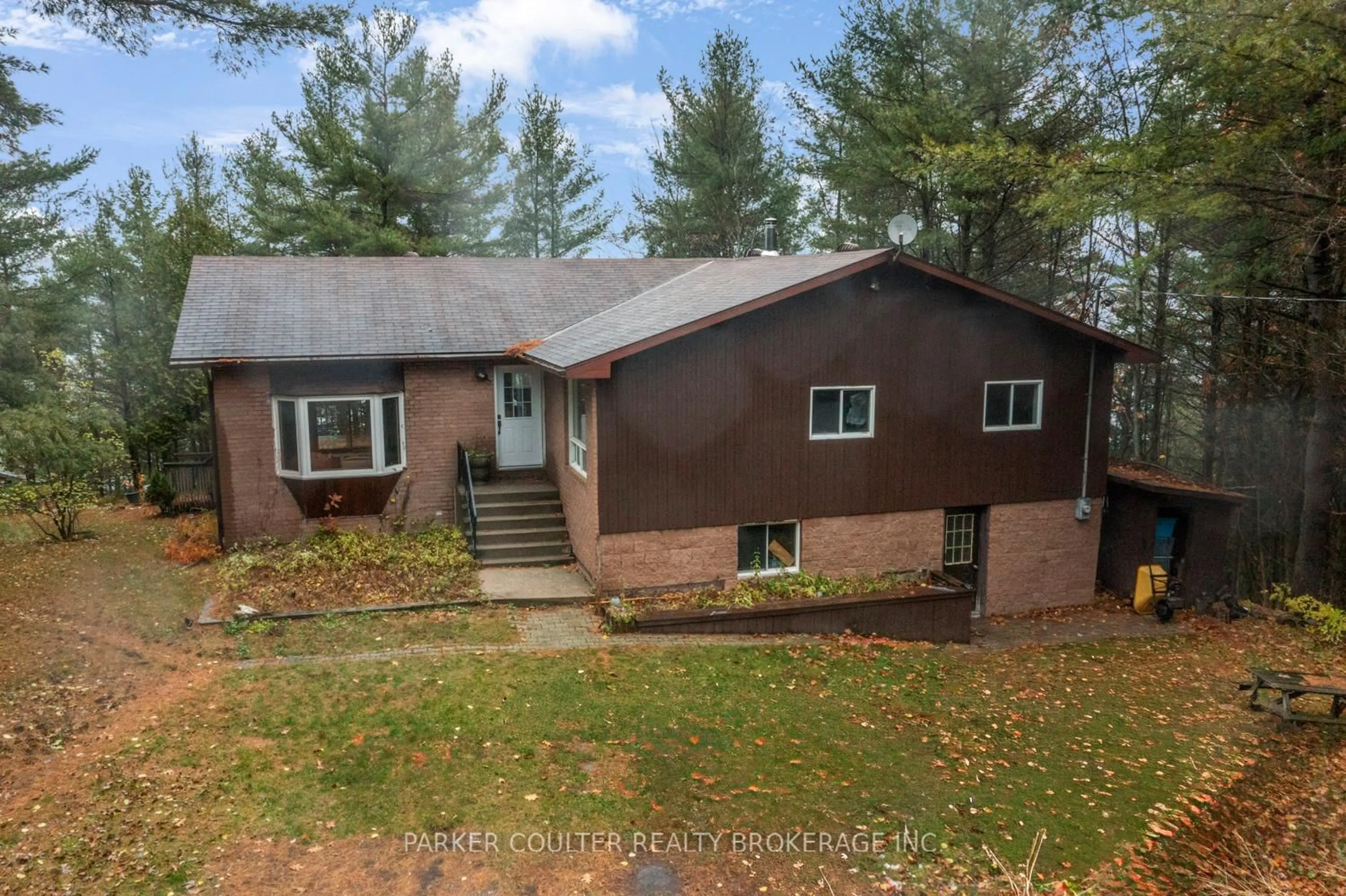 A pic from outside/outdoor area/front of a property/back of a property/a pic from drone, unknown for 1191 Geewadin Rd, Parry Sound Ontario P2A 1B9