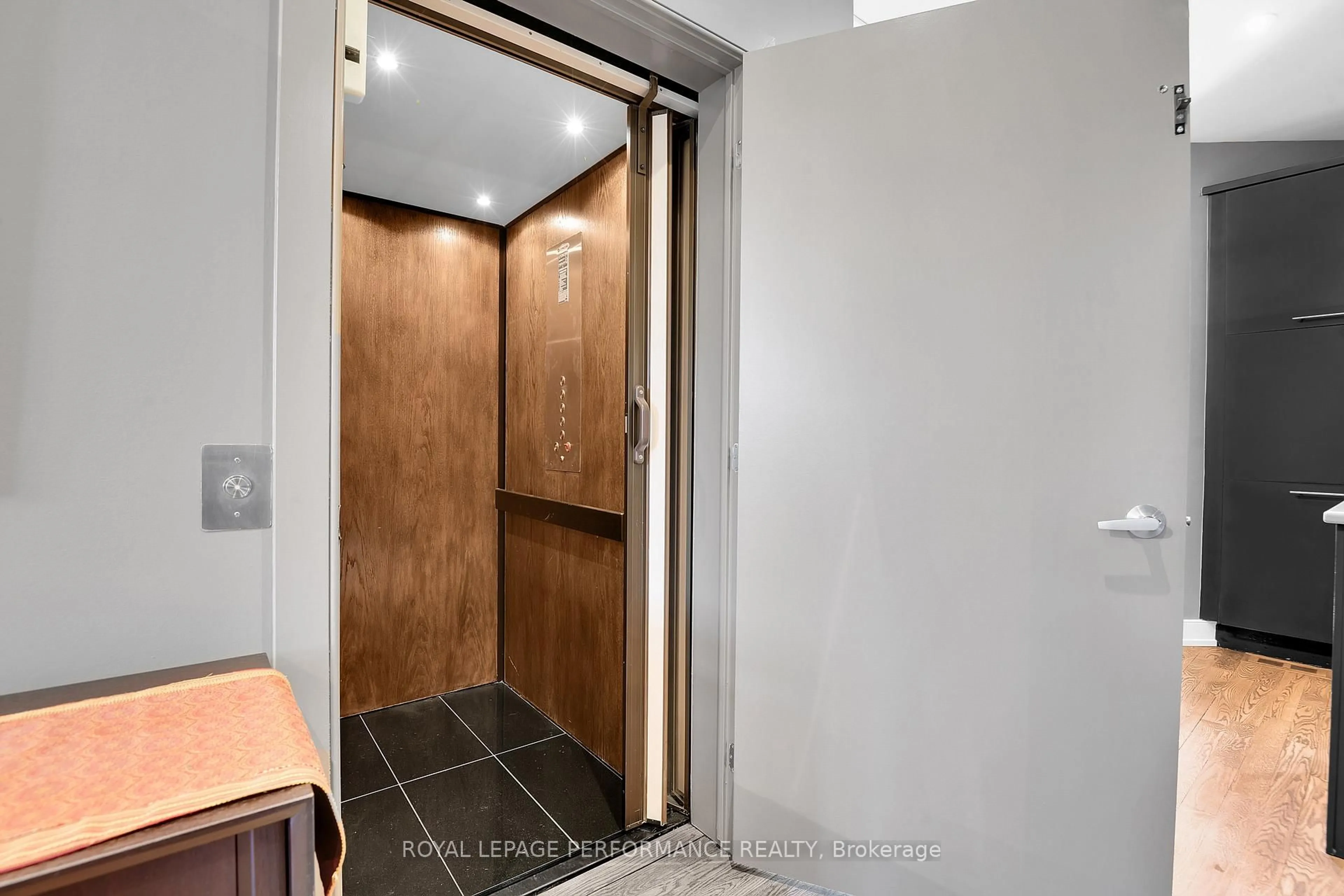 Indoor entryway for 805 Kingsmere Ave, Ottawa Ontario K2A 3J8