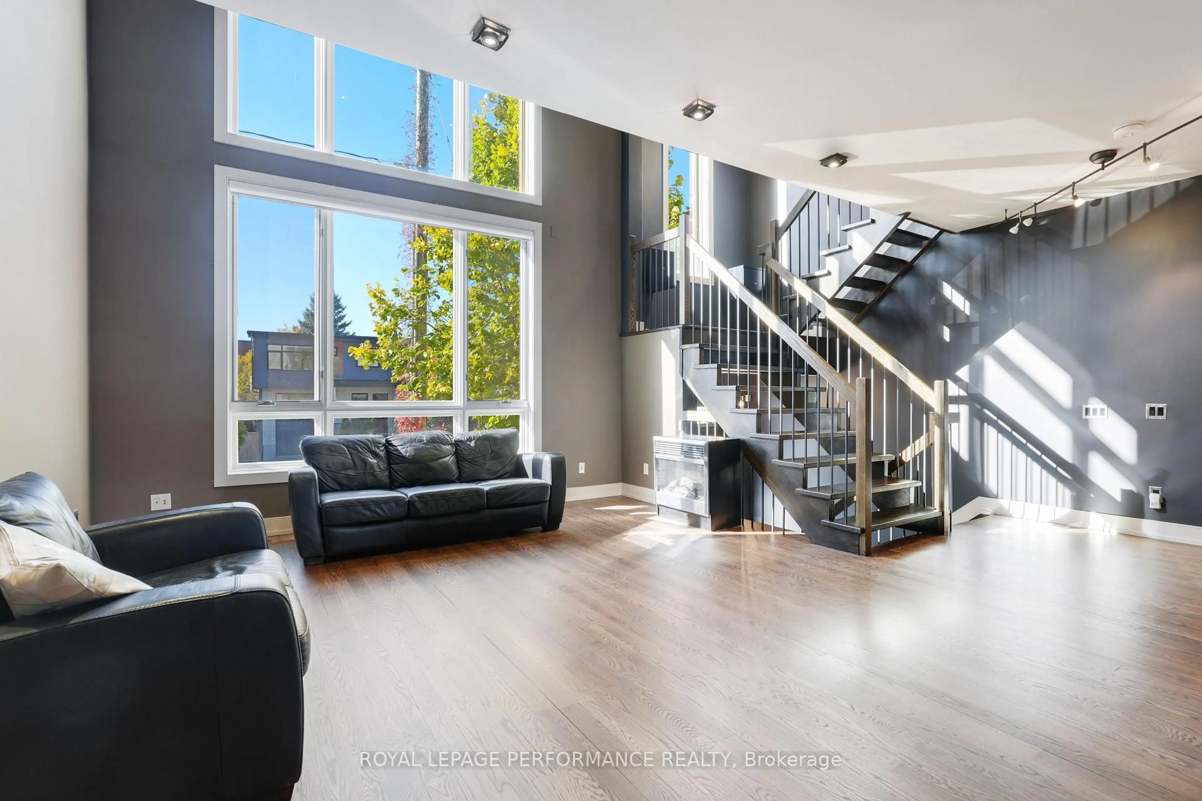 Indoor foyer for 805 Kingsmere Ave, Ottawa Ontario K2A 3J8