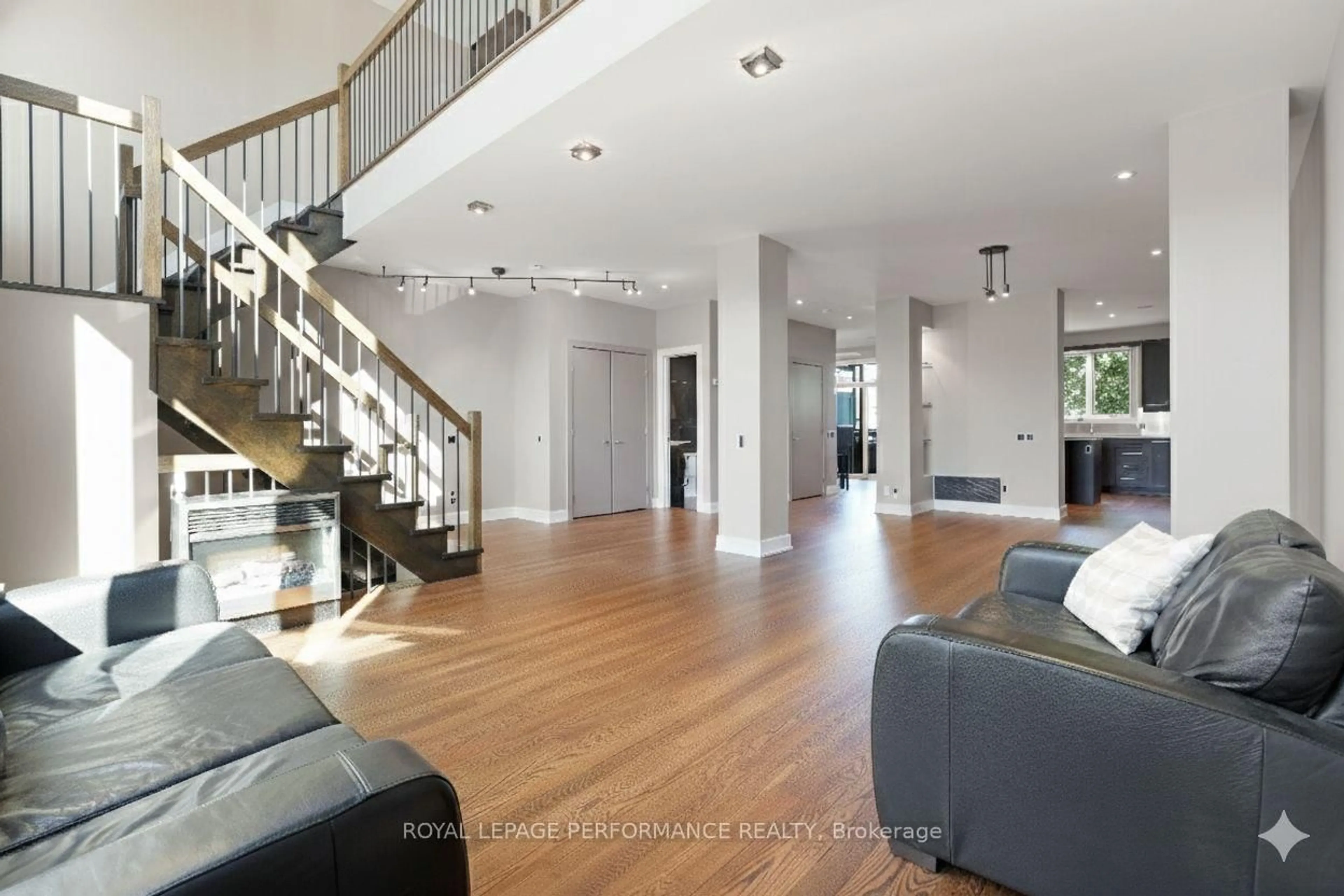 Indoor foyer for 805 Kingsmere Ave, Ottawa Ontario K2A 3J8