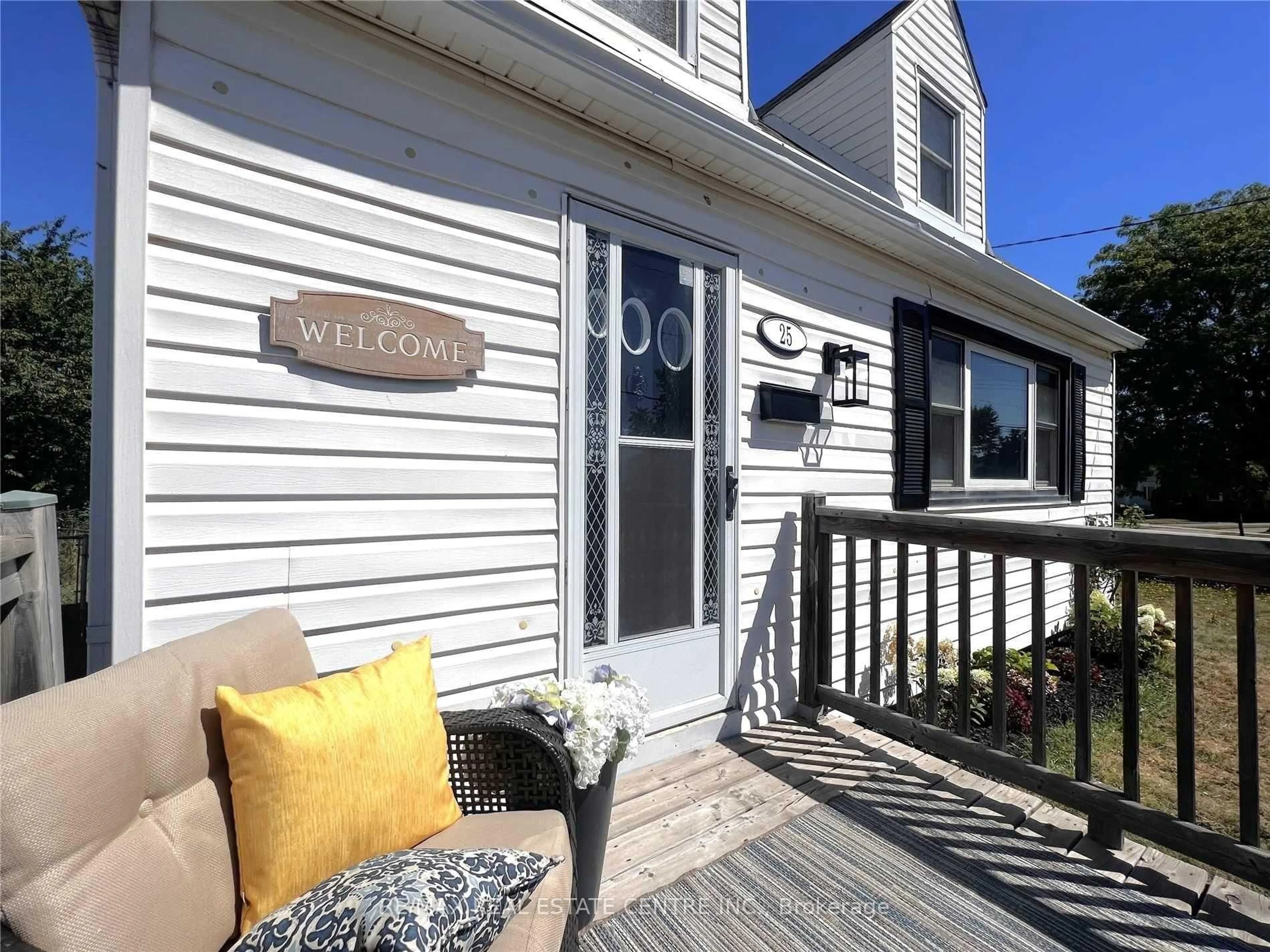 Home with vinyl exterior material, street for 25 Hayes Ave, Hamilton Ontario L8H 1M3