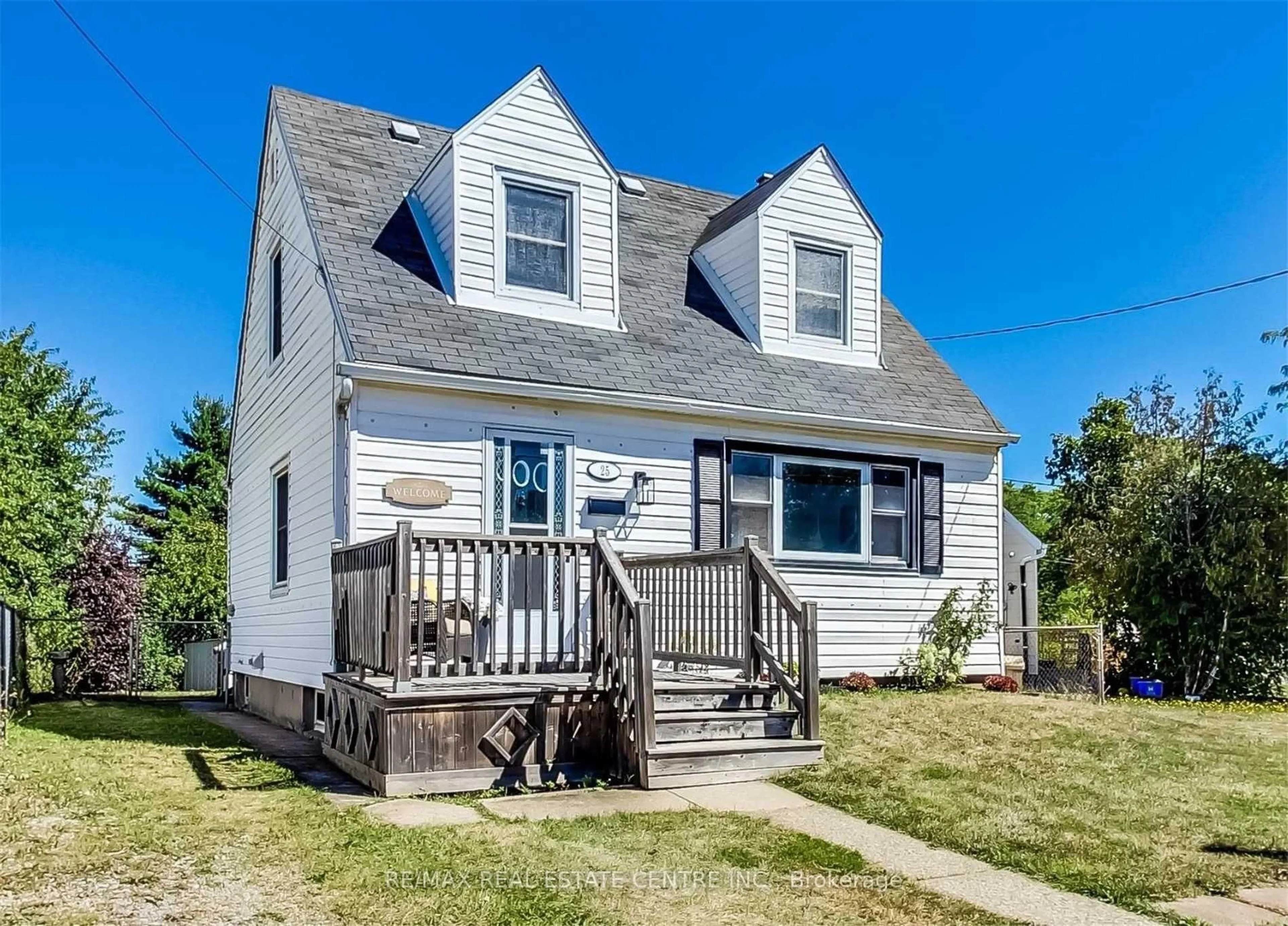 Home with vinyl exterior material, street for 25 Hayes Ave, Hamilton Ontario L8H 1M3