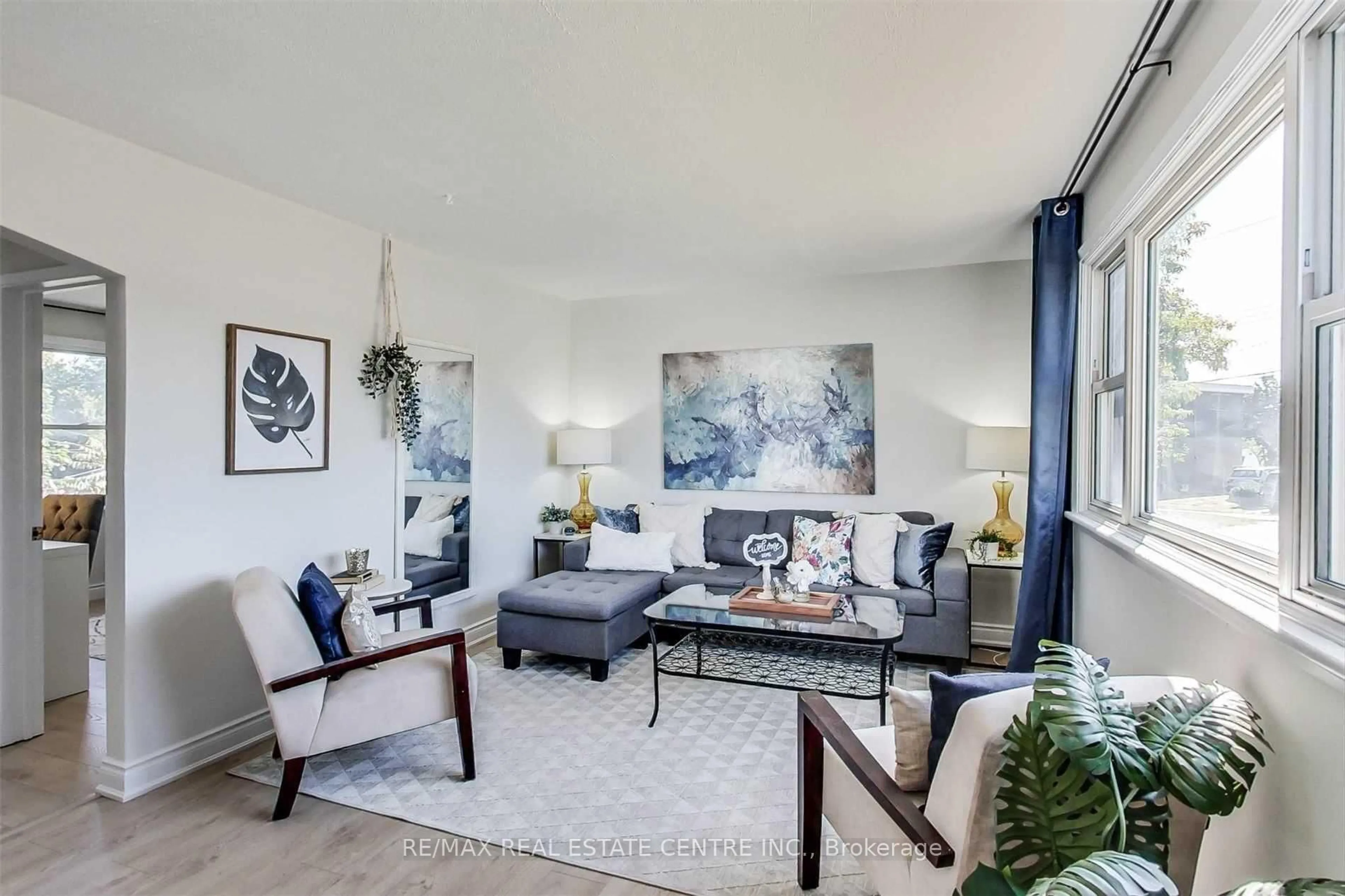 Living room with furniture, unknown for 25 Hayes Ave, Hamilton Ontario L8H 1M3