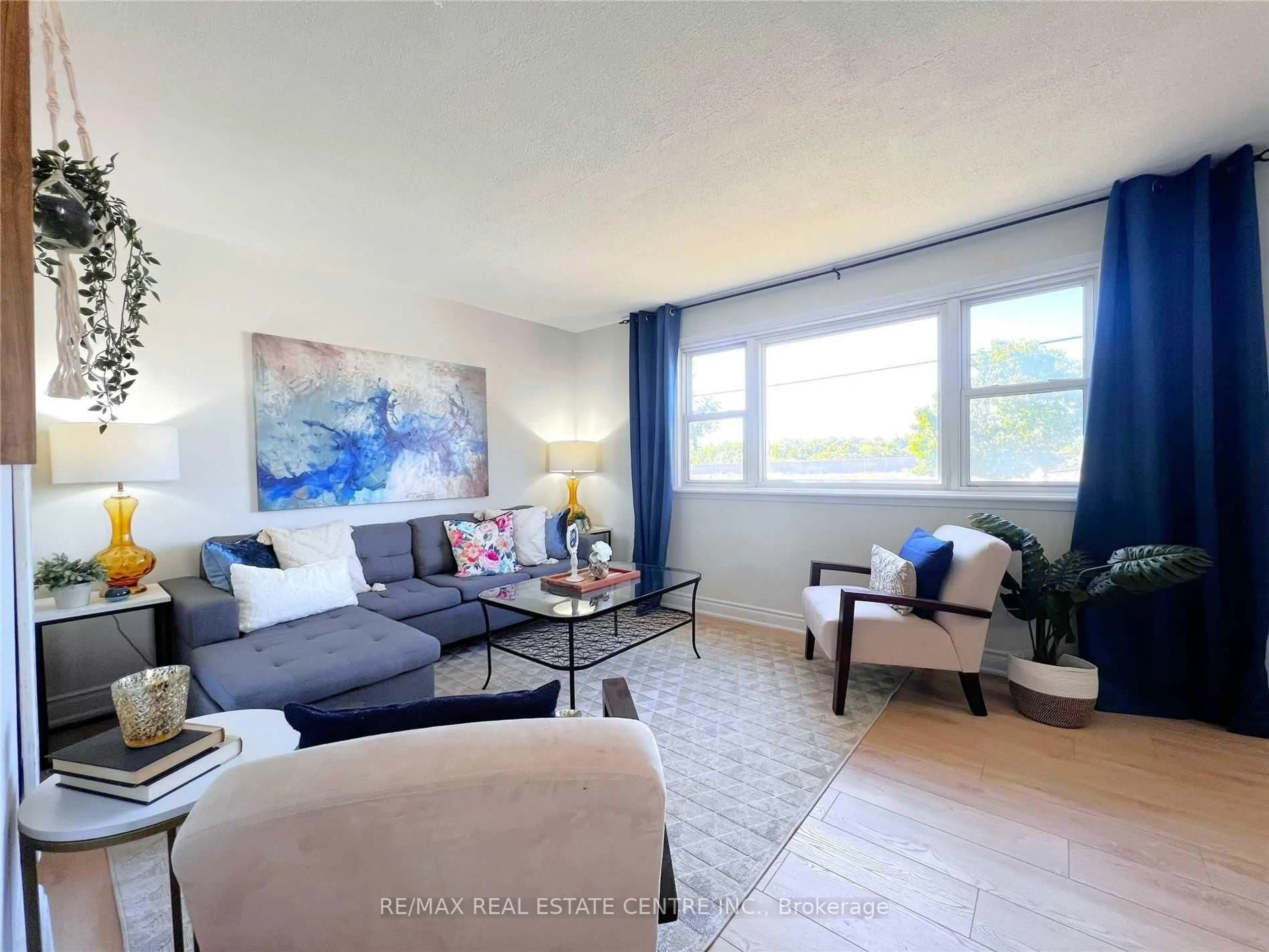 Living room with furniture, unknown for 25 Hayes Ave, Hamilton Ontario L8H 1M3