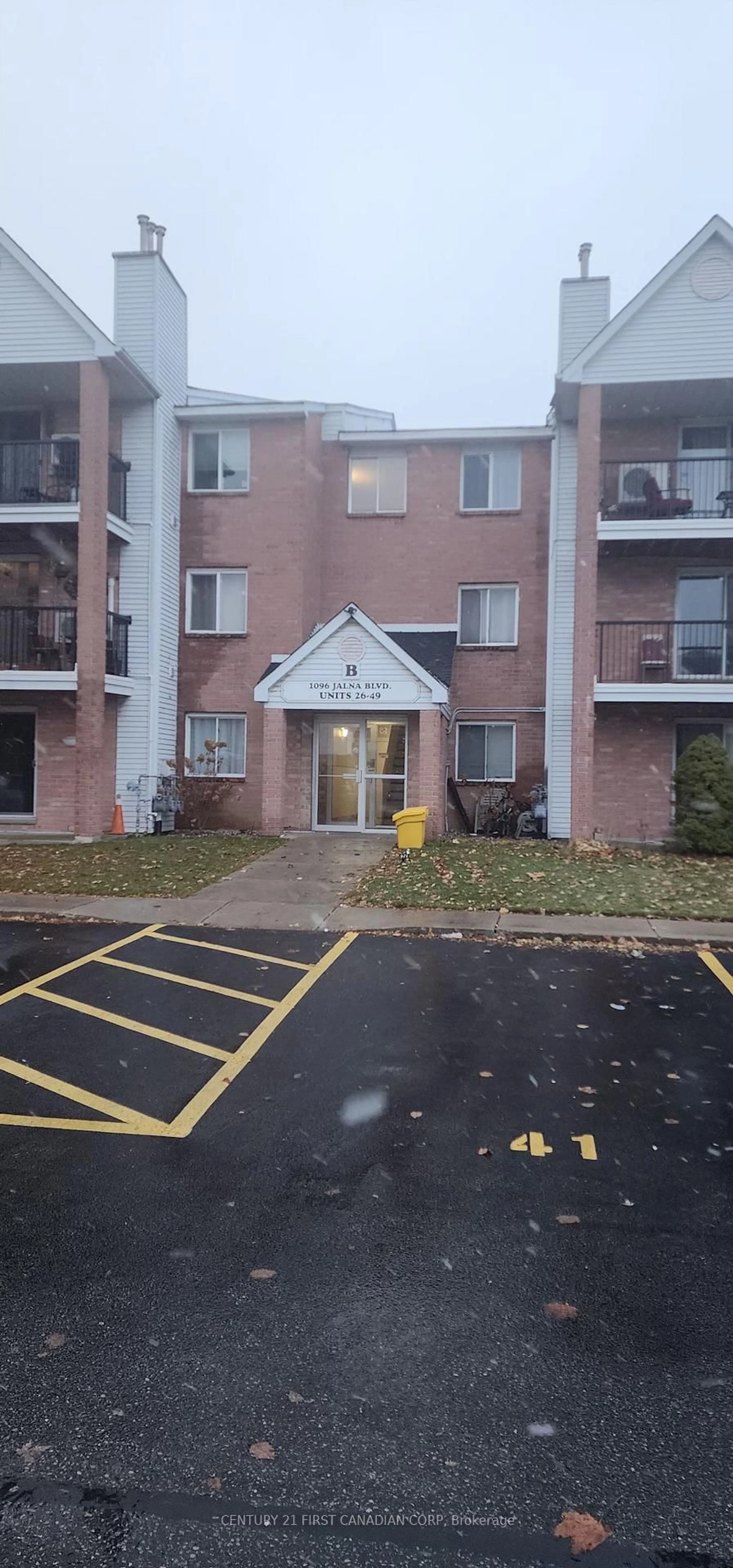 Indoor foyer for 1096 Jalna Blvd #46, London South Ontario N6E 3B8