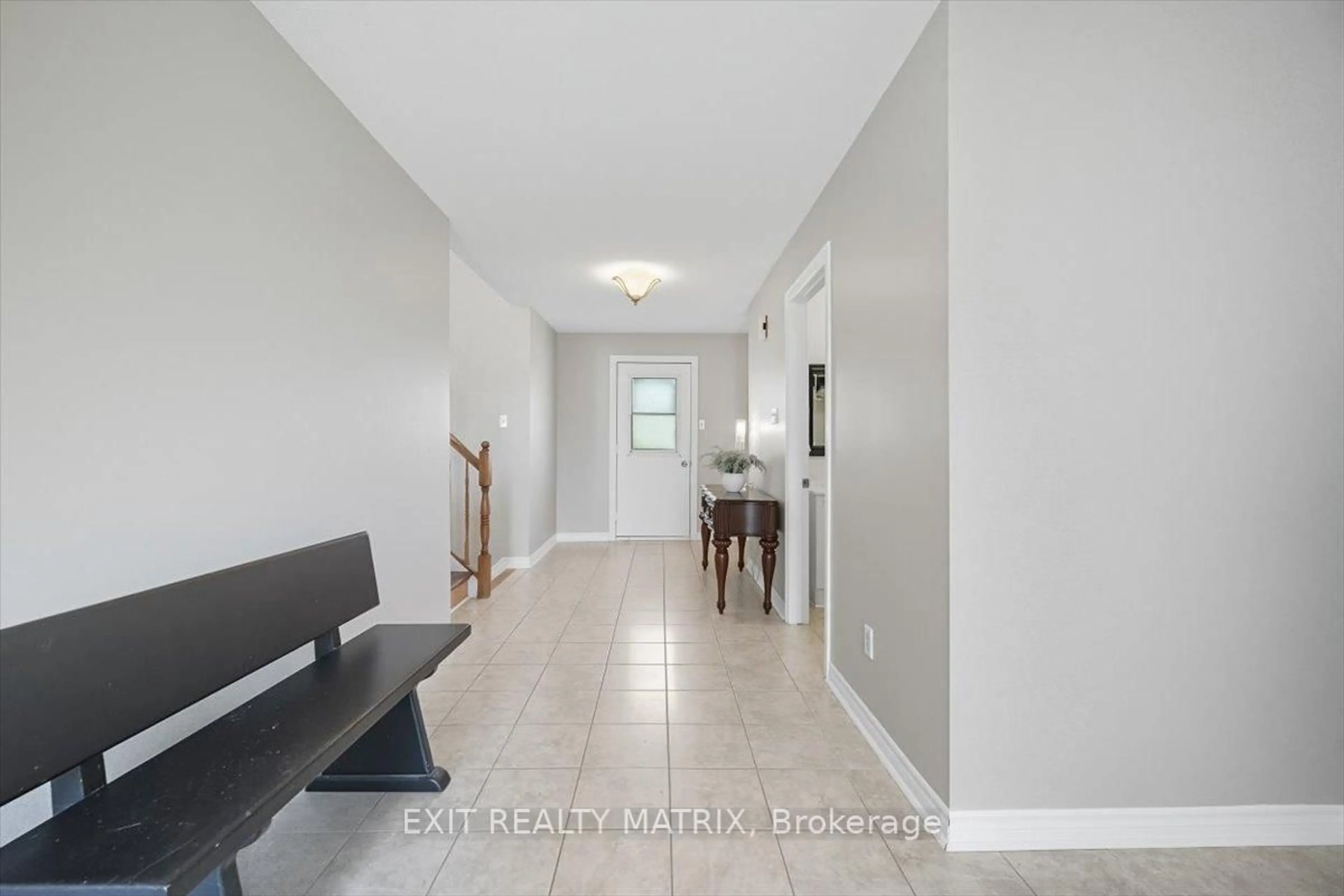 Indoor entryway for 8089 LAURIE Lane, Metcalfe Ontario K0A 2P0