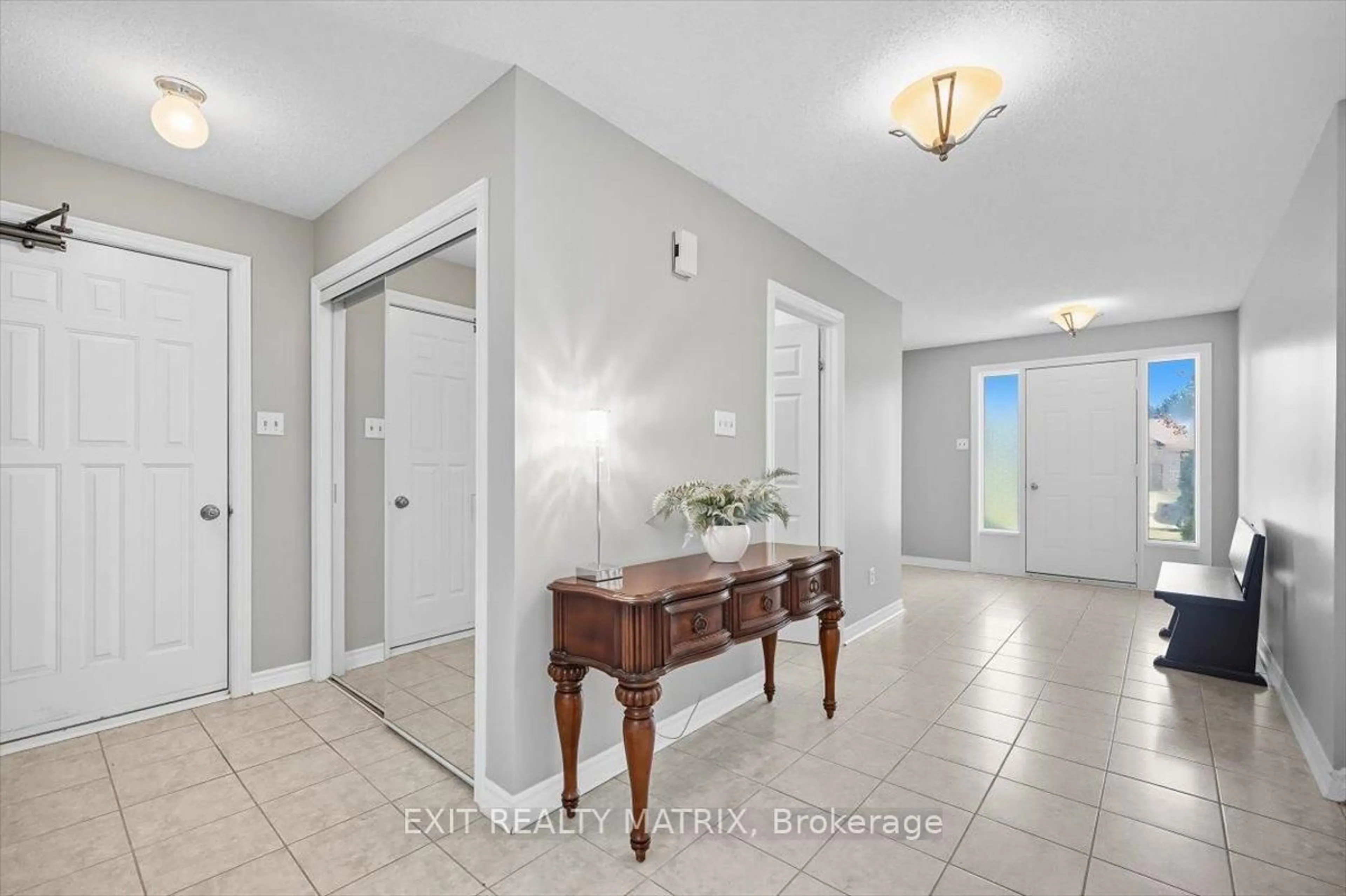 Indoor entryway for 8089 LAURIE Lane, Metcalfe Ontario K0A 2P0