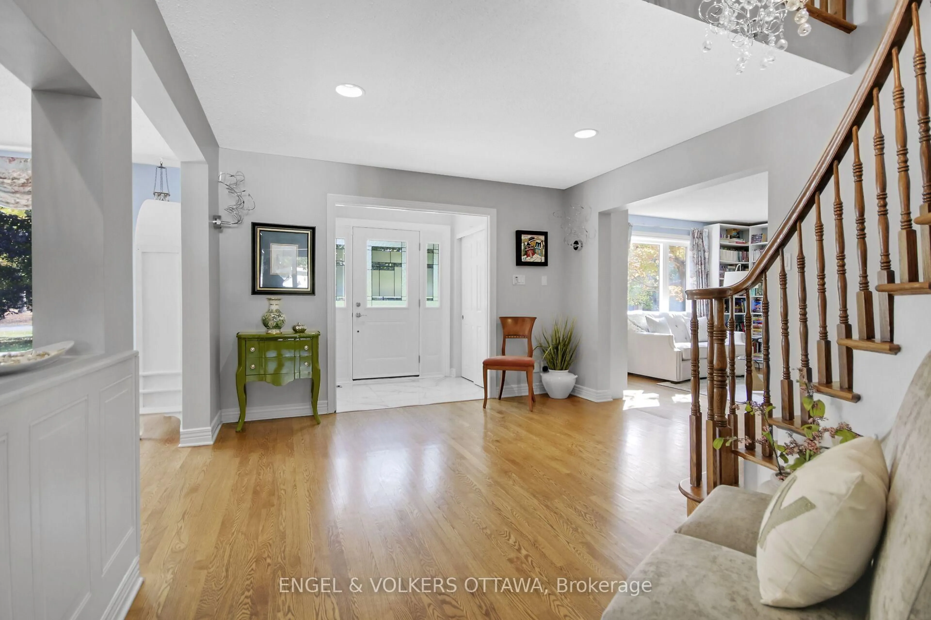 Indoor entryway for 5593 Whitewood Ave, Ottawa Ontario K4M 1E1