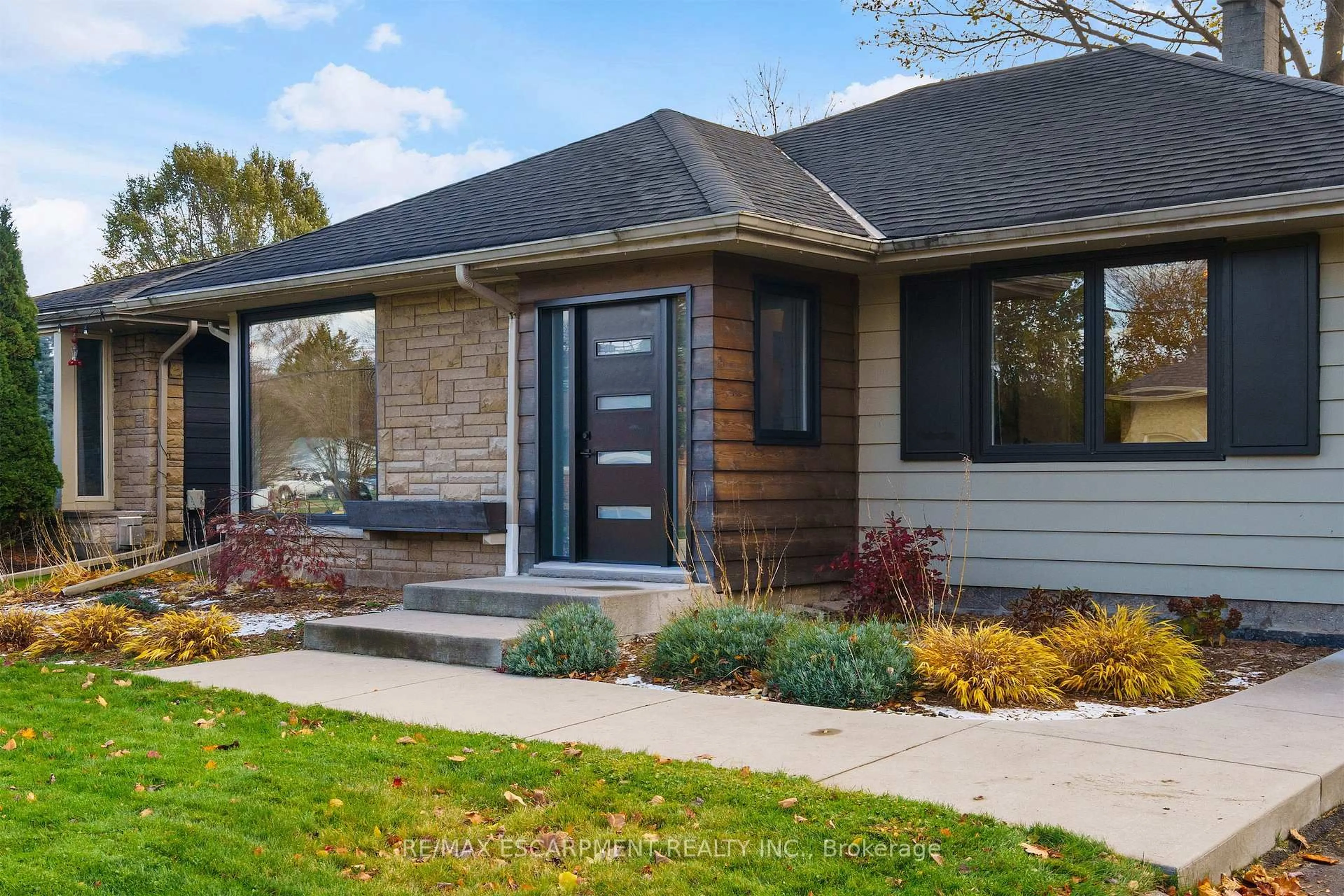 Home with brick exterior material, street for 11 MCMASTER Ave, Hamilton Ontario L9H 4M6