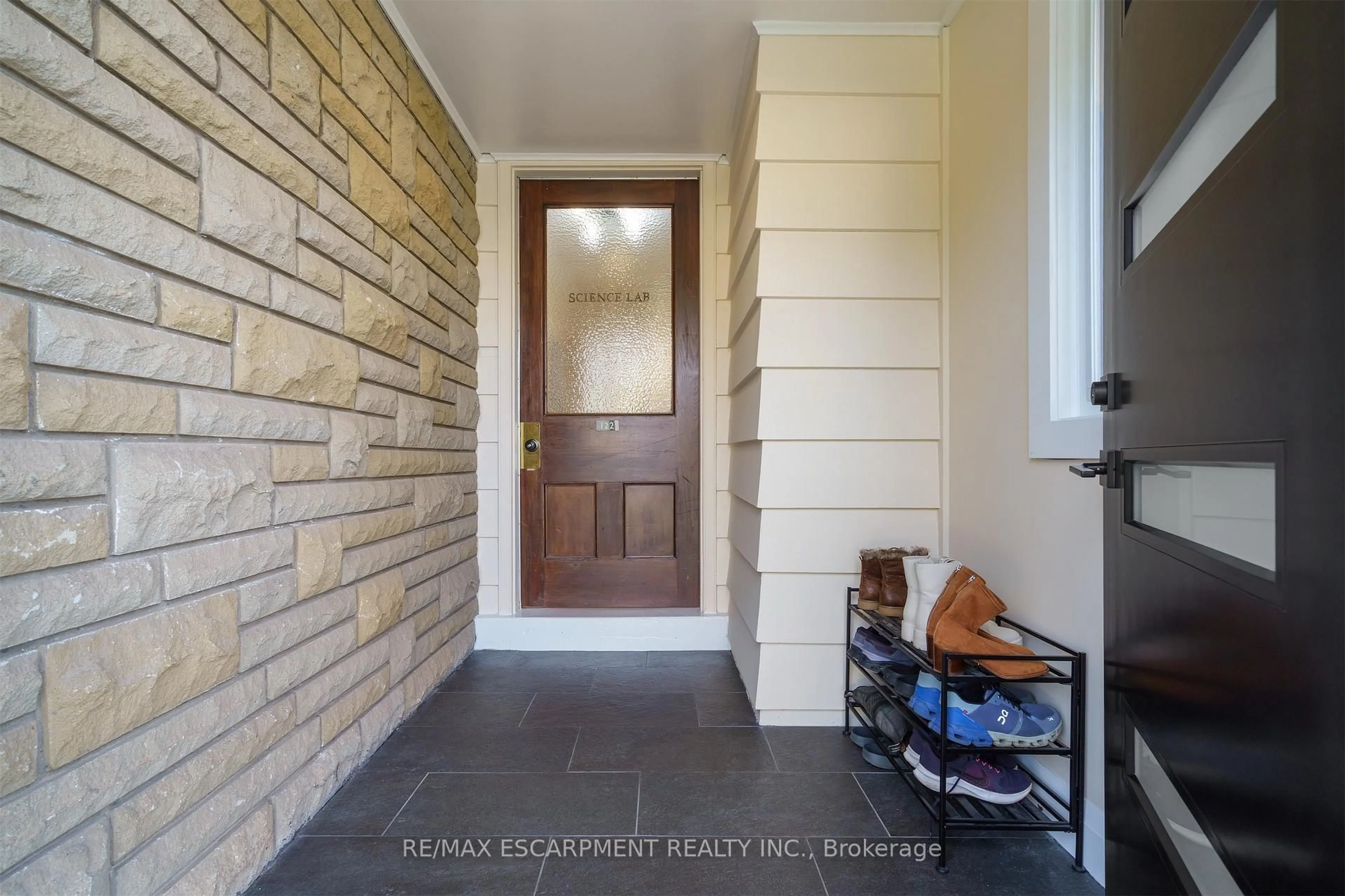 Indoor entryway for 11 MCMASTER Ave, Hamilton Ontario L9H 4M6