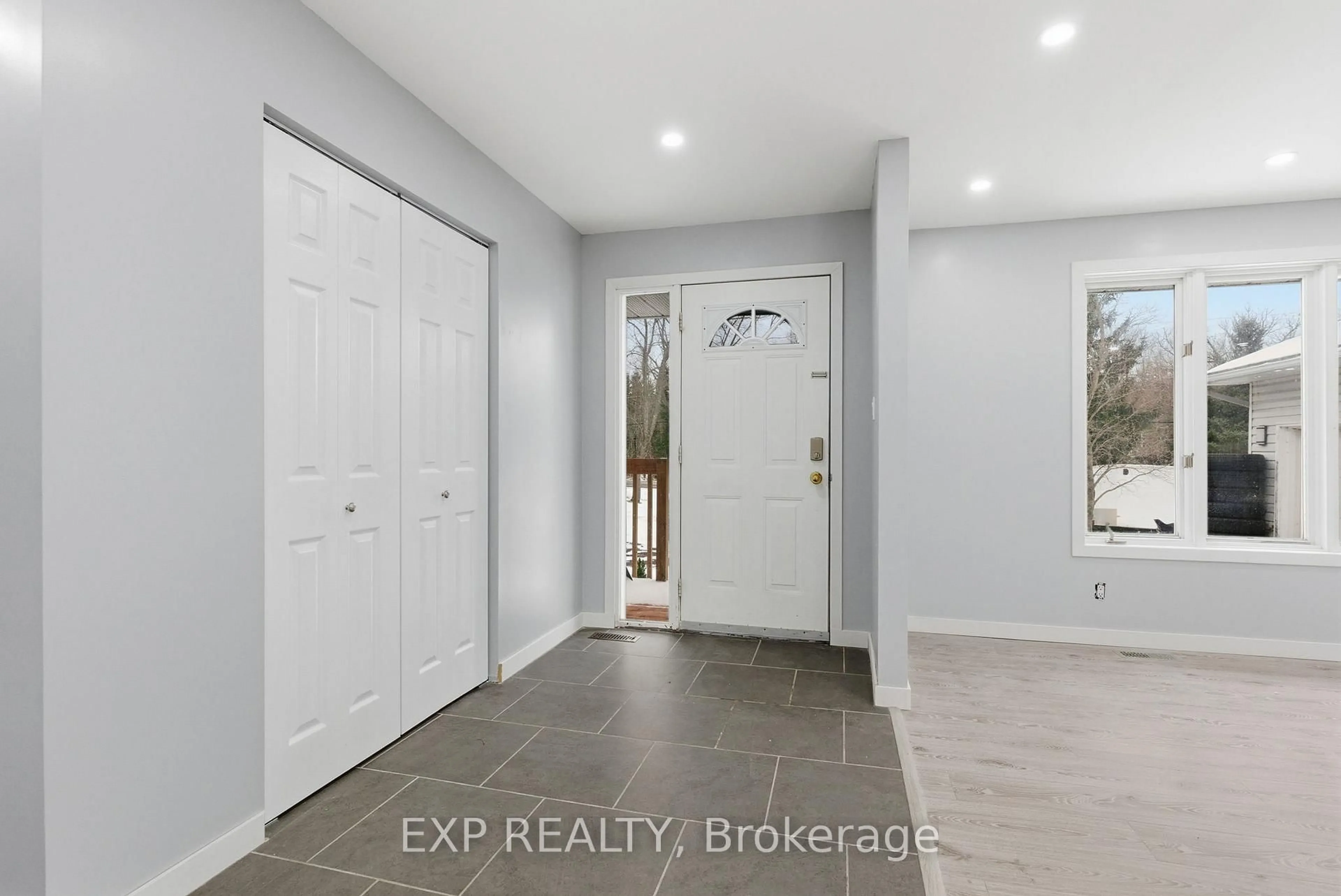 Indoor entryway for 2859 Wolf Grove Rd, Almonte Ontario K0A 1A0