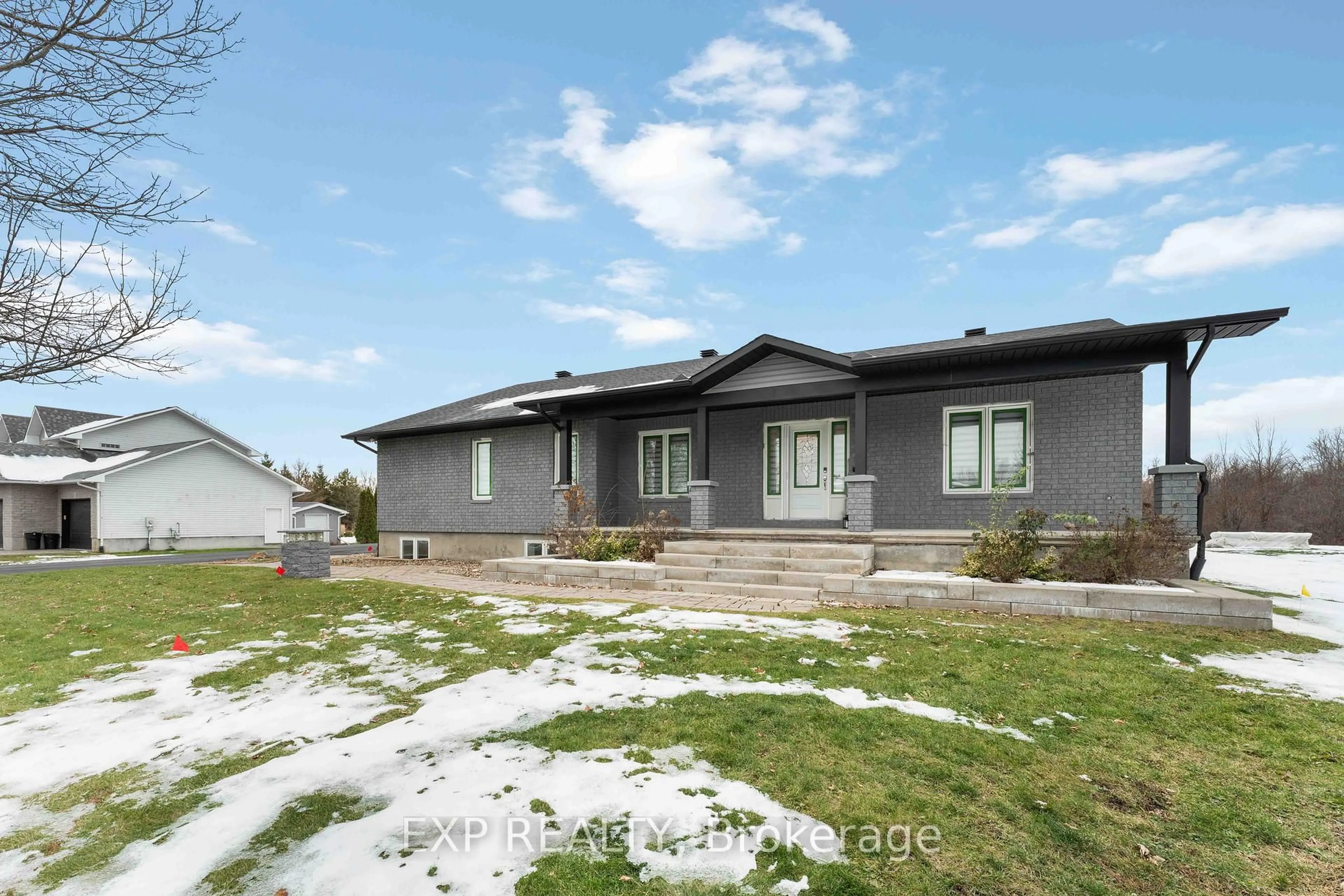 Home with vinyl exterior material, unknown for 2760 Johannes St, Metcalfe Ontario K0A 2P0