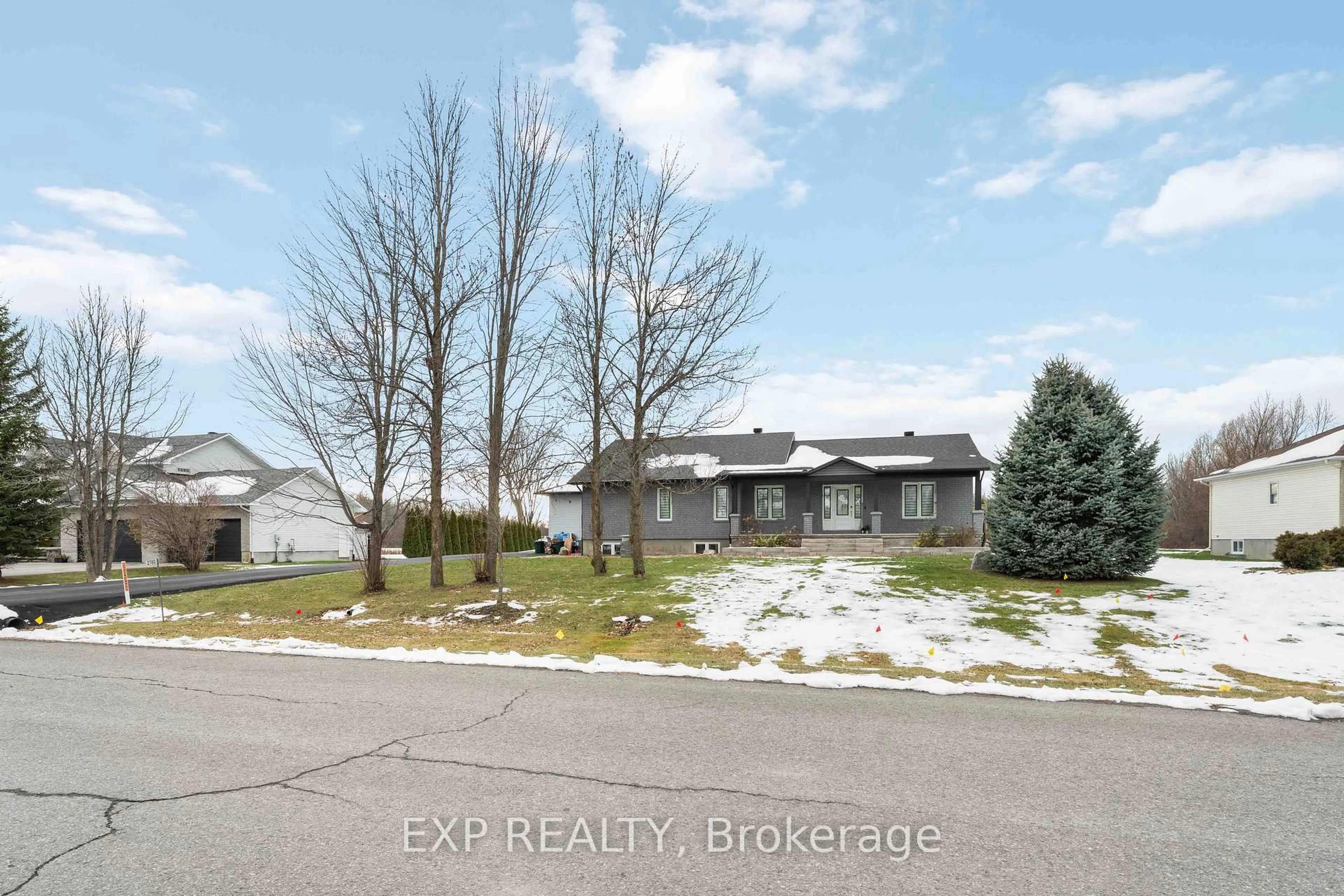 A pic from outside/outdoor area/front of a property/back of a property/a pic from drone, street for 2760 Johannes St, Metcalfe Ontario K0A 2P0