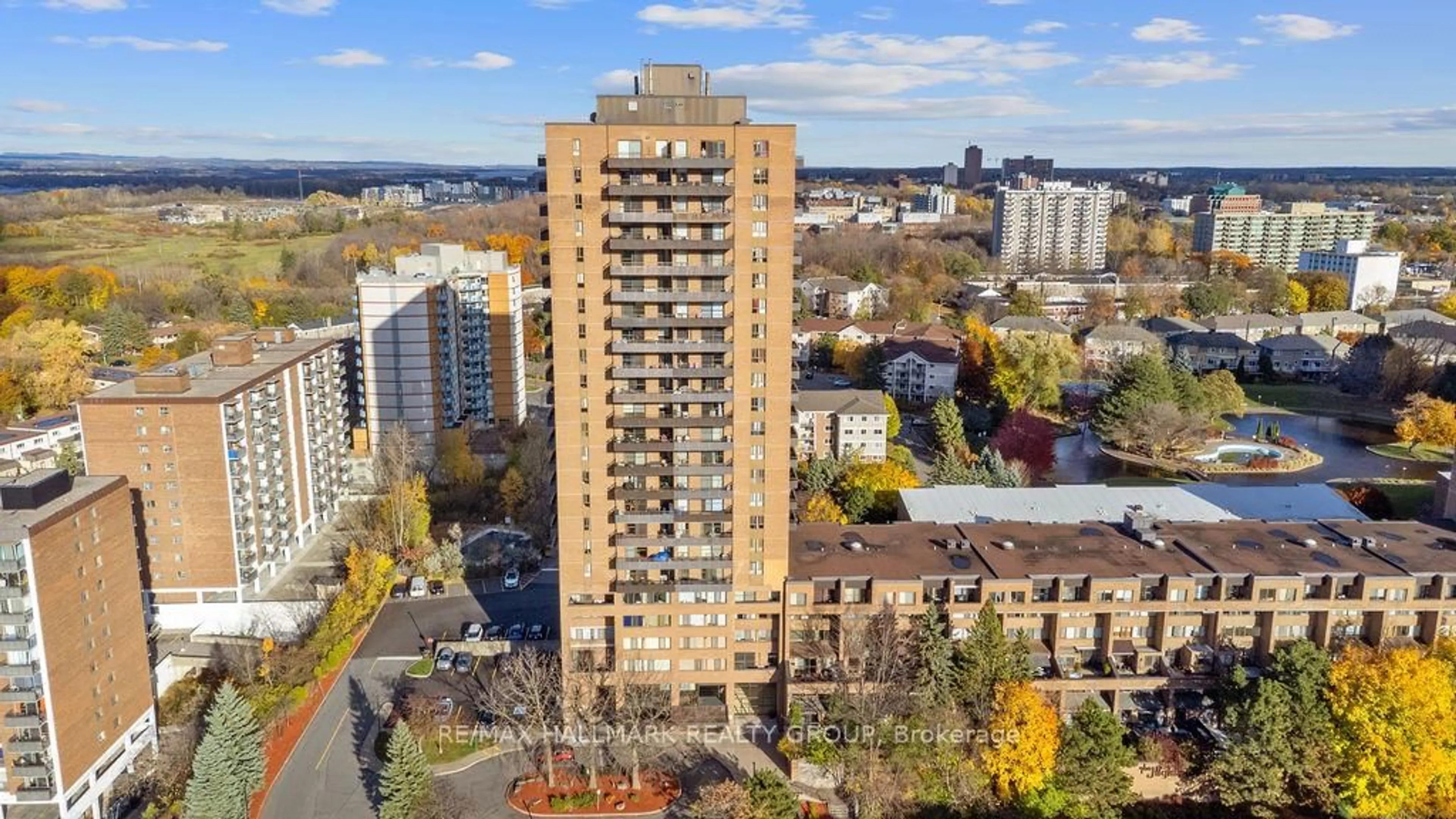 A pic from outside/outdoor area/front of a property/back of a property/a pic from drone, city buildings view from balcony for 505 St Laurent Blvd #350, Ottawa Ontario K1K 3X4